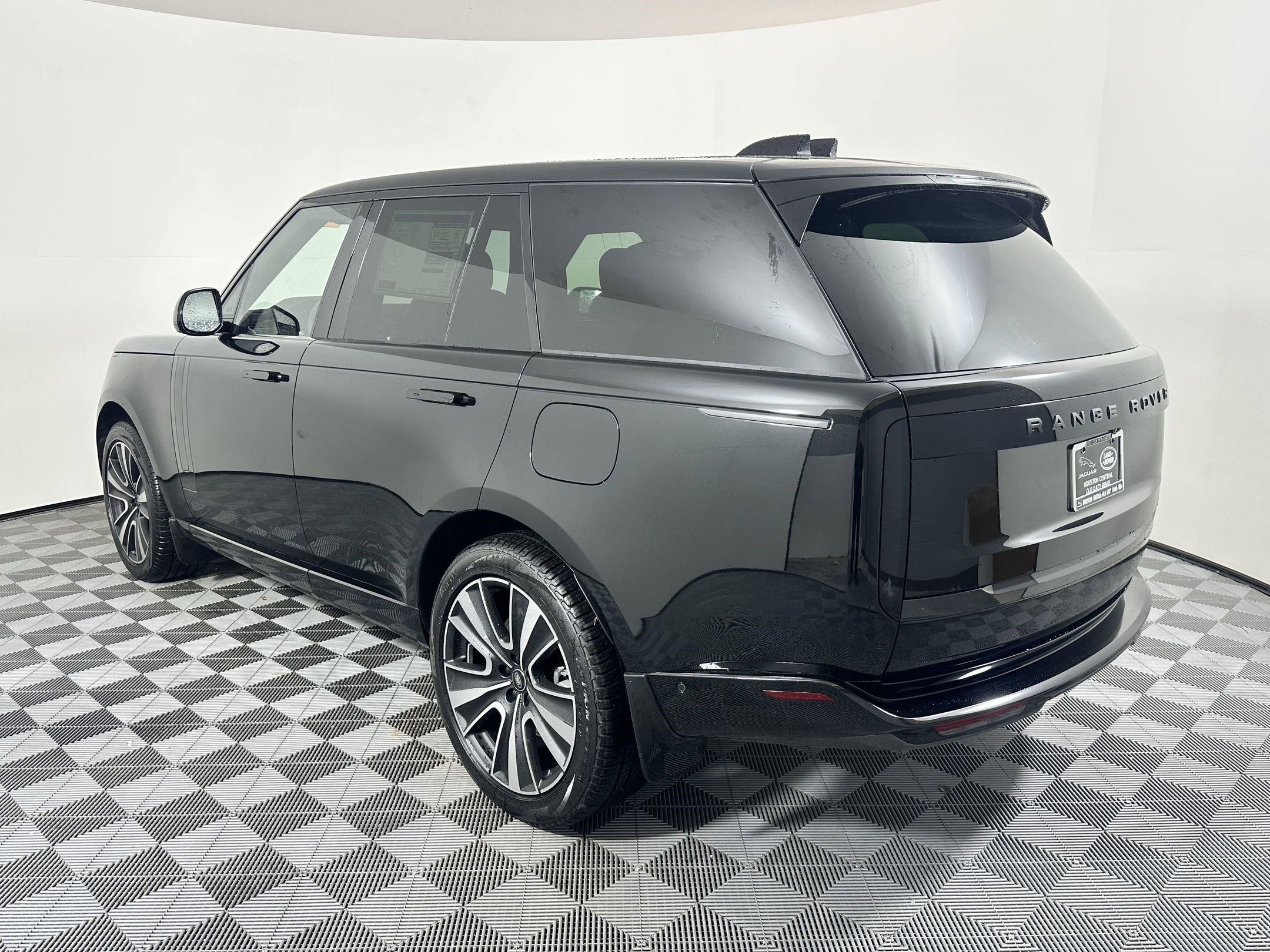 2025 Land Rover Range Rover SE photo 3