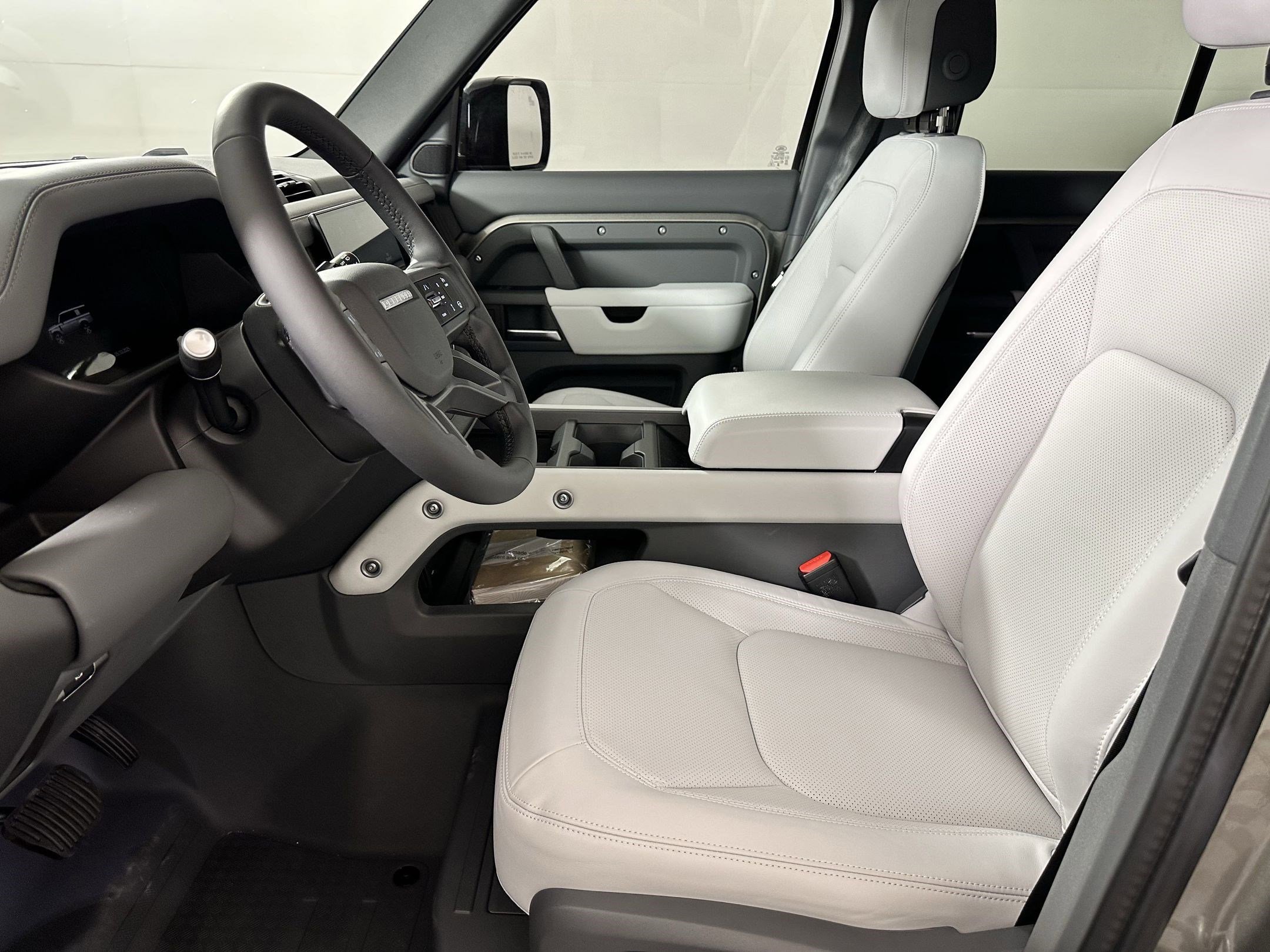 2025 Land Rover Defender 130 S photo 4