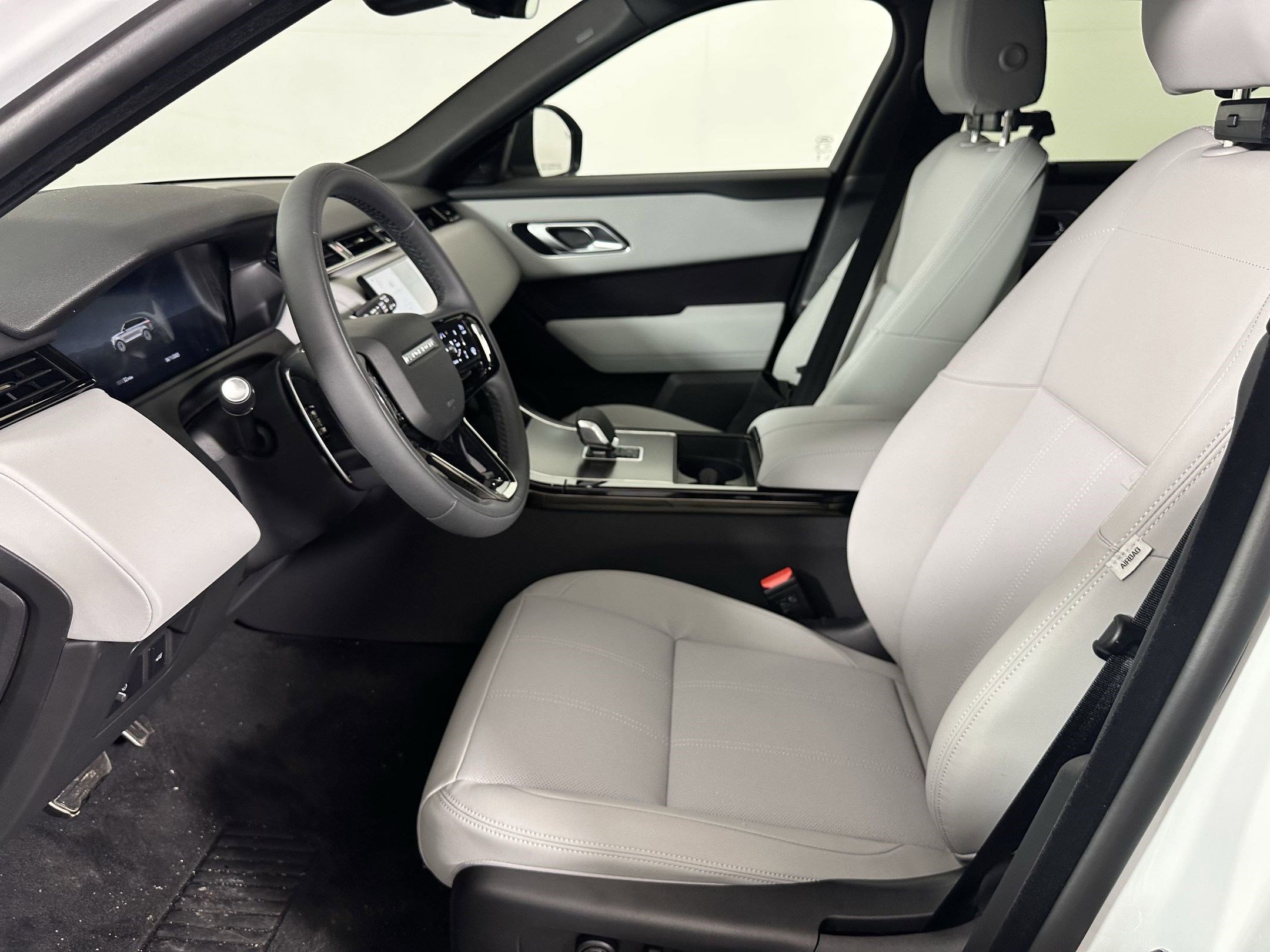 2026 Land Rover Range Rover Velar SE photo 4