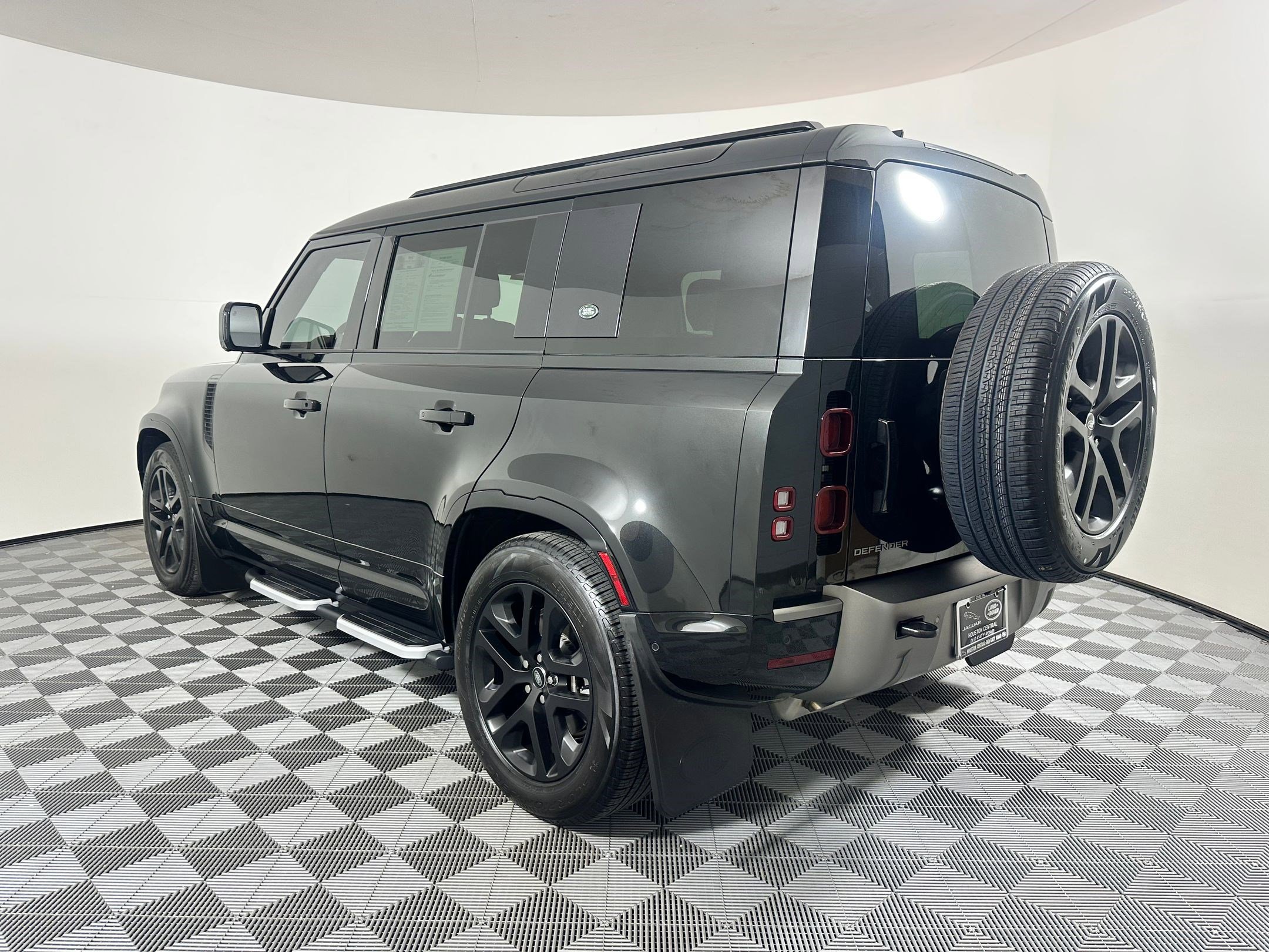 2024 Land Rover Defender 110 X-Dynamic SE photo 3