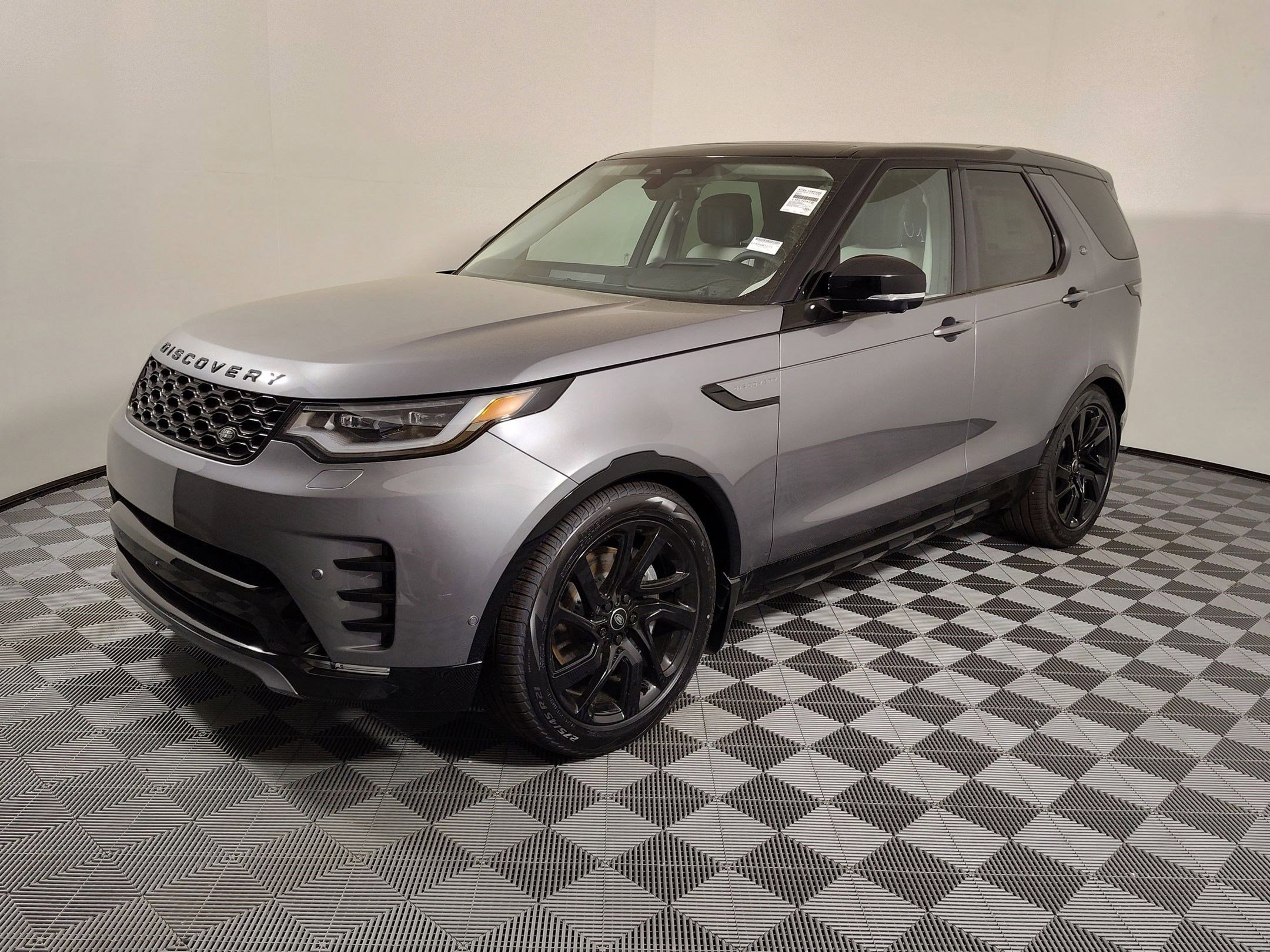 2025 Land Rover Discovery Dynamic SE's photo