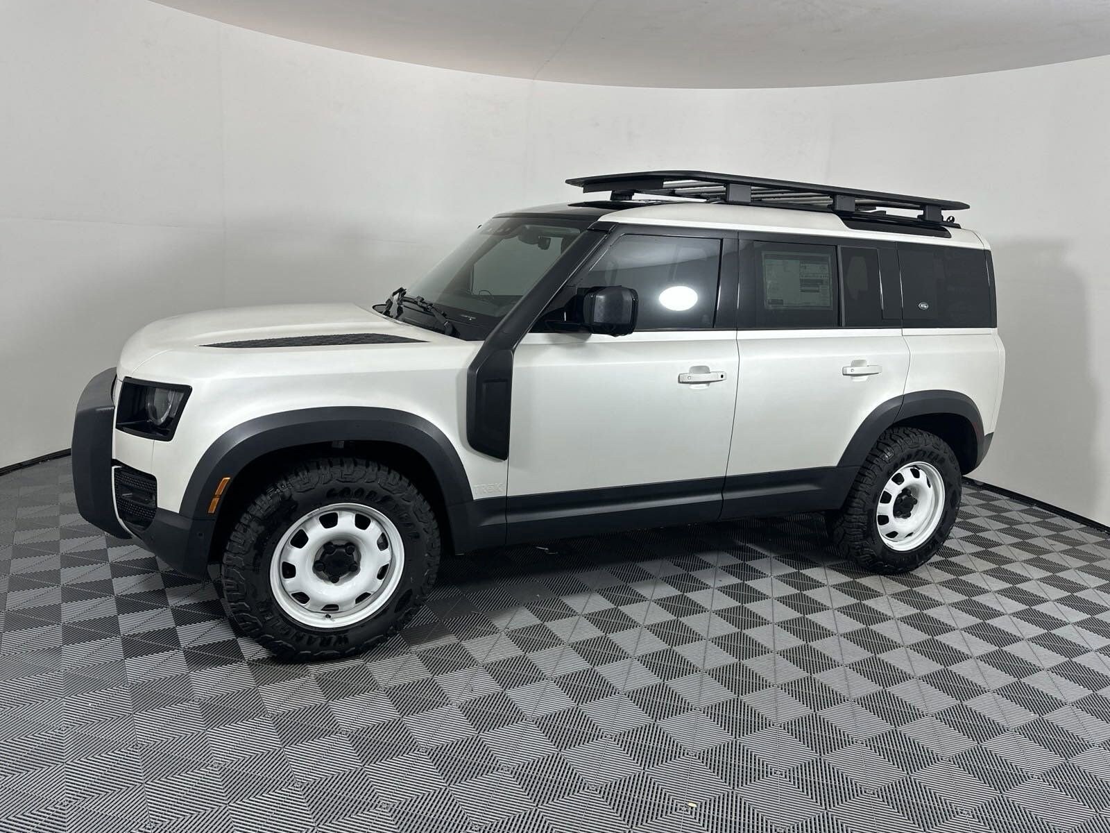 2024 Land Rover Defender 110 S photo 2