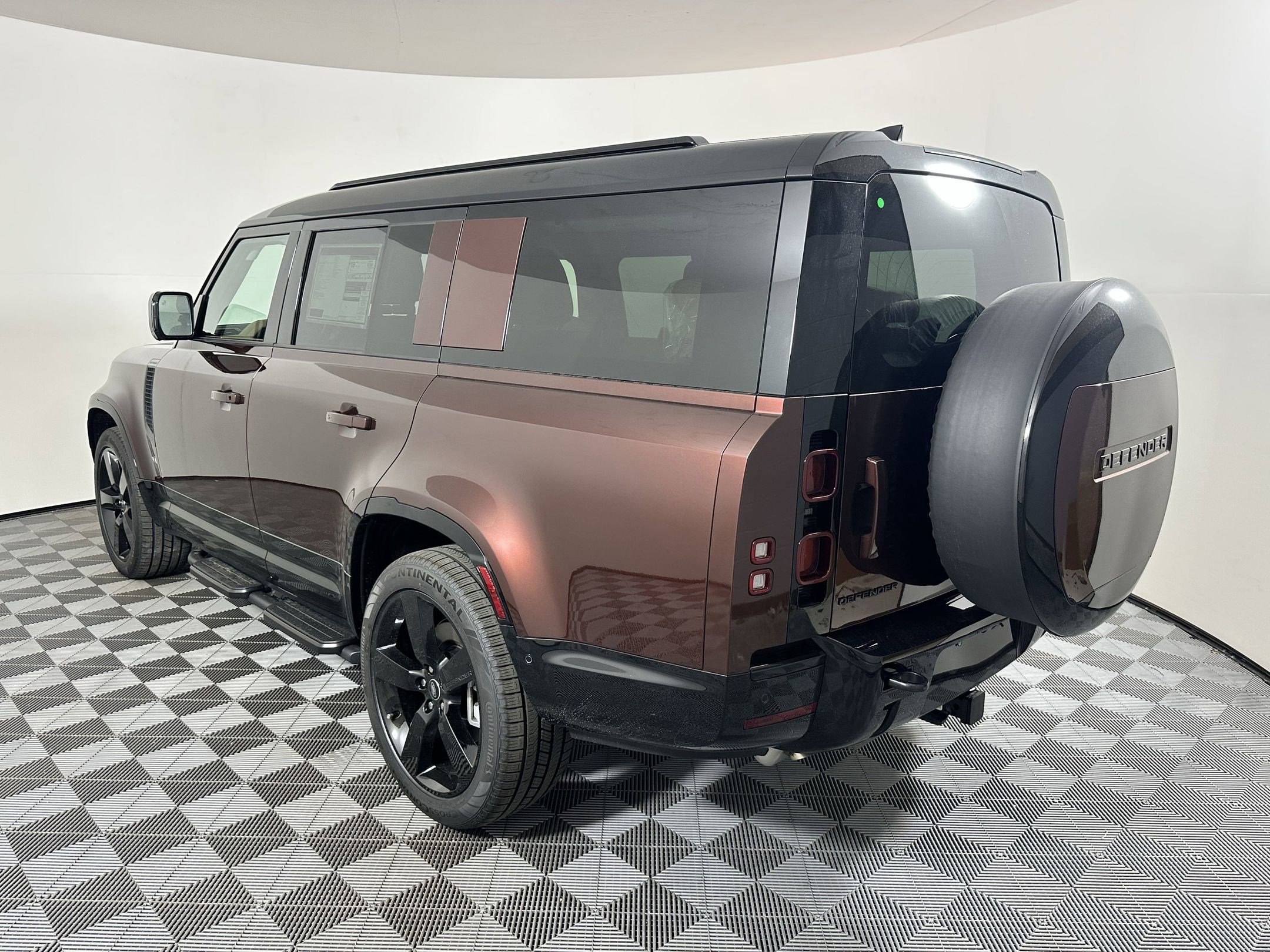 2025 Land Rover Defender X-Dynamic SE photo 3