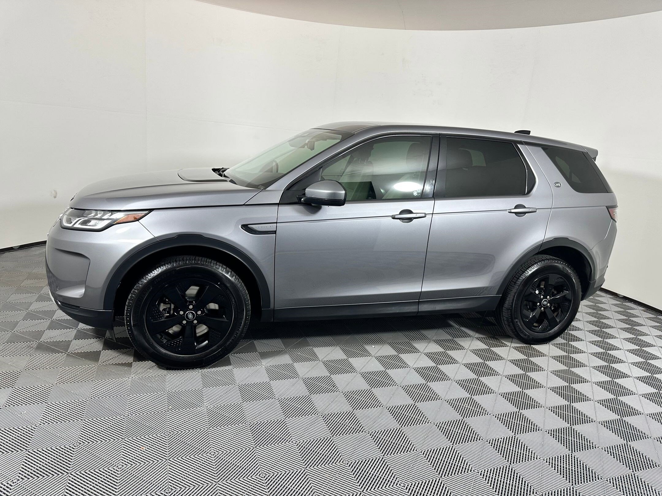 2022 Land Rover Discovery Sport S photo 2