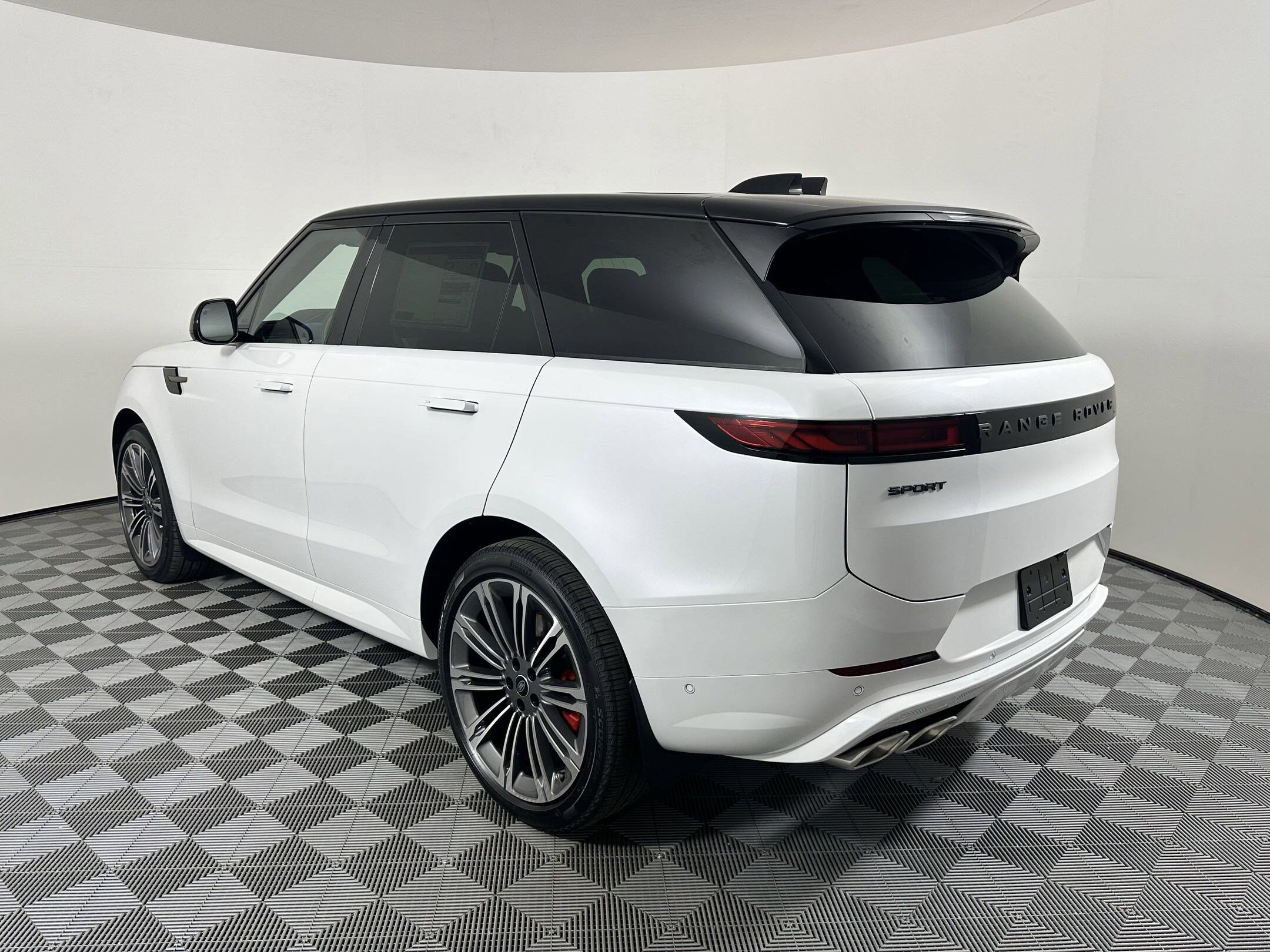 2025 Land Rover Range Rover Sport SE photo 2