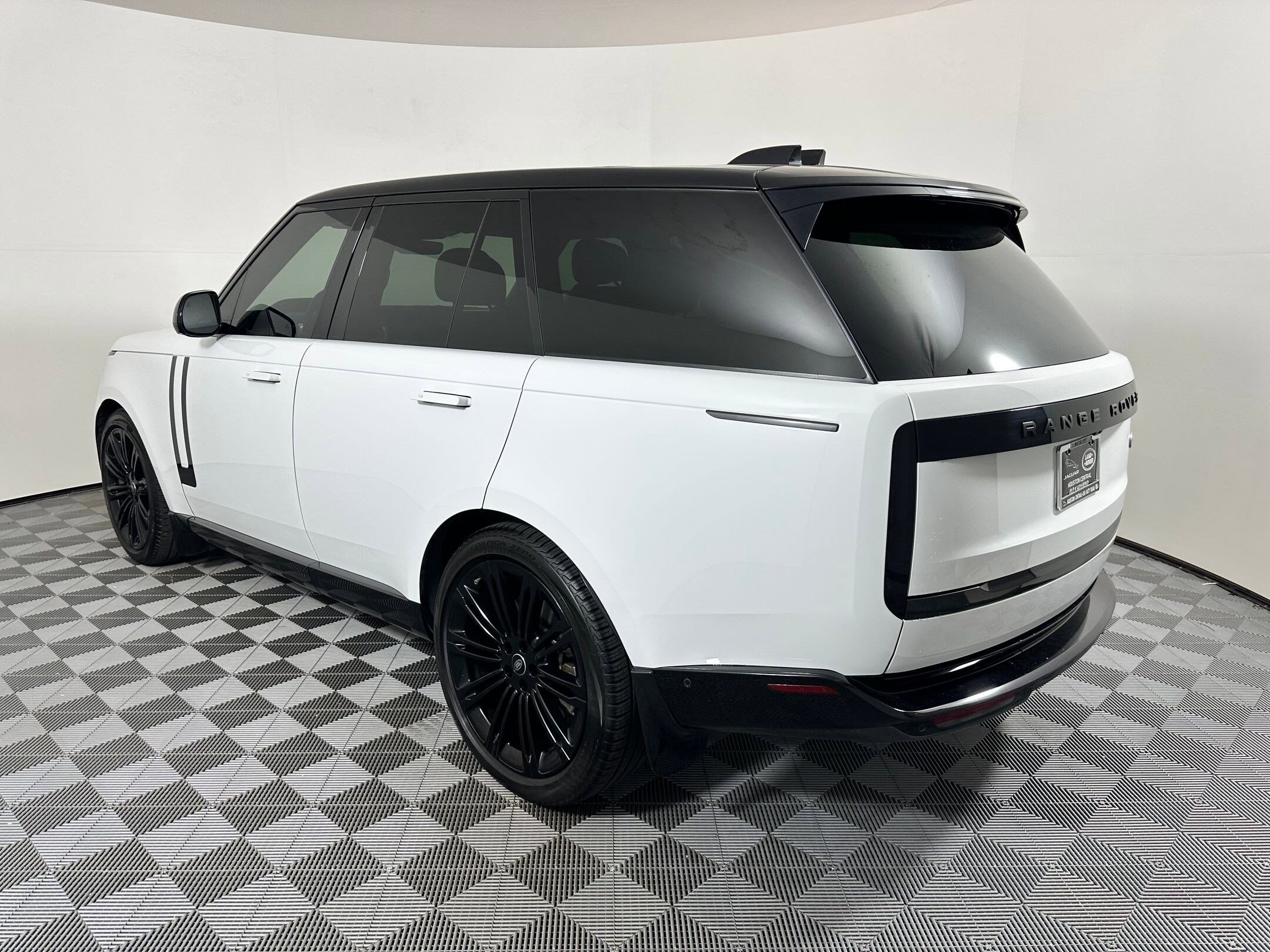 2023 Land Rover Range Rover SE photo 3