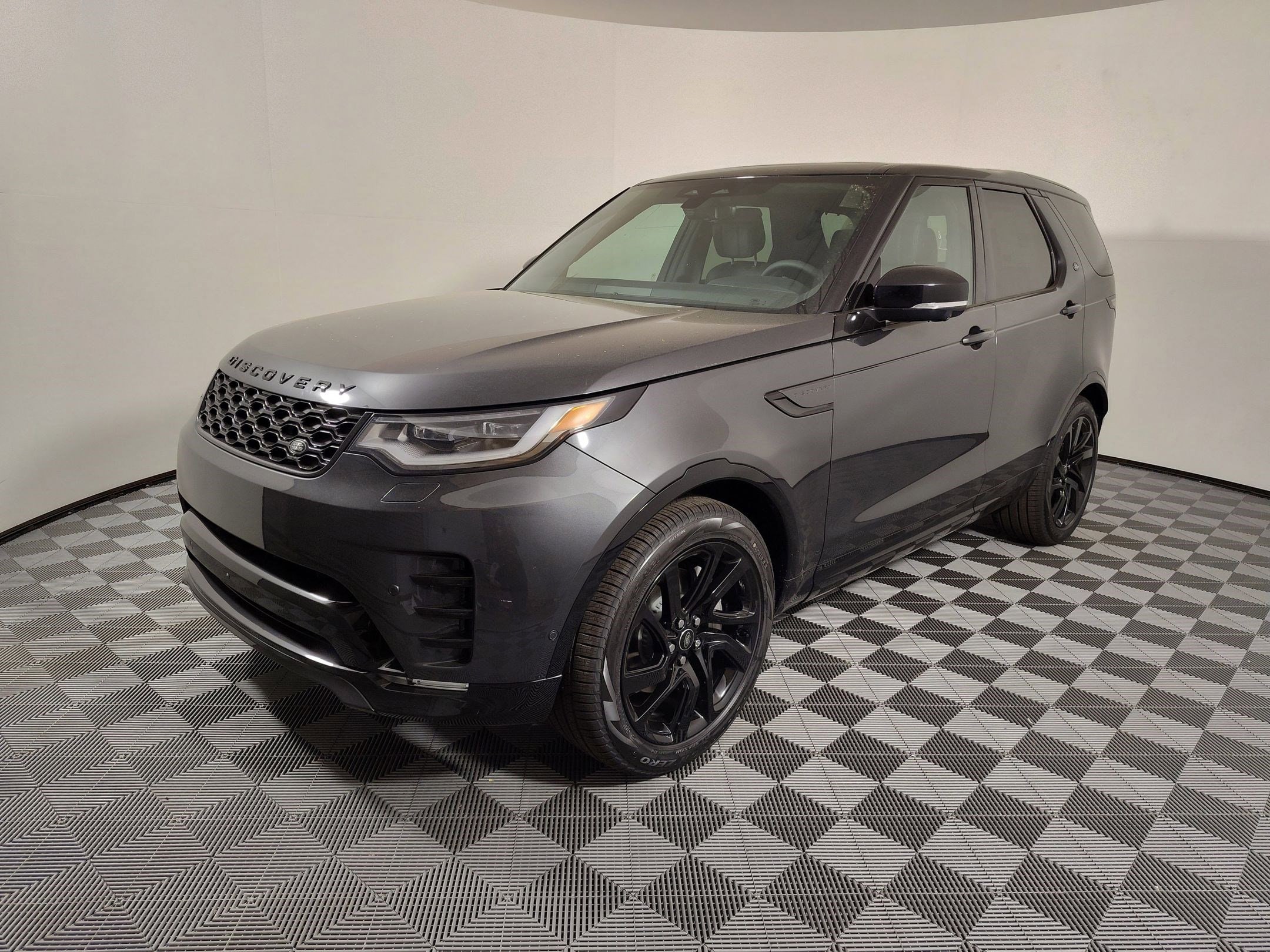 2025 Land Rover Discovery Dynamic SE's photo