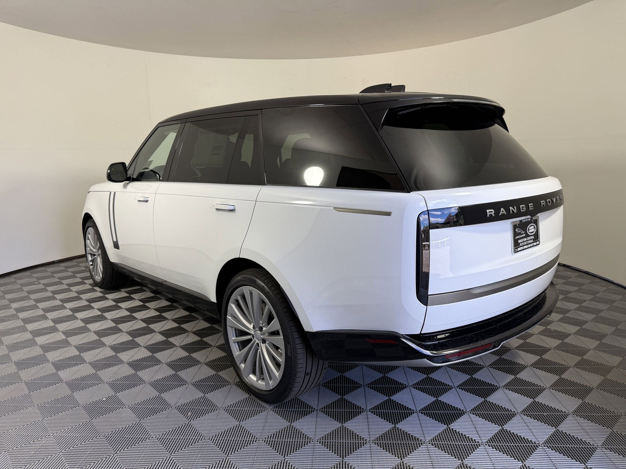 2025 Land Rover Range Rover SE photo 3