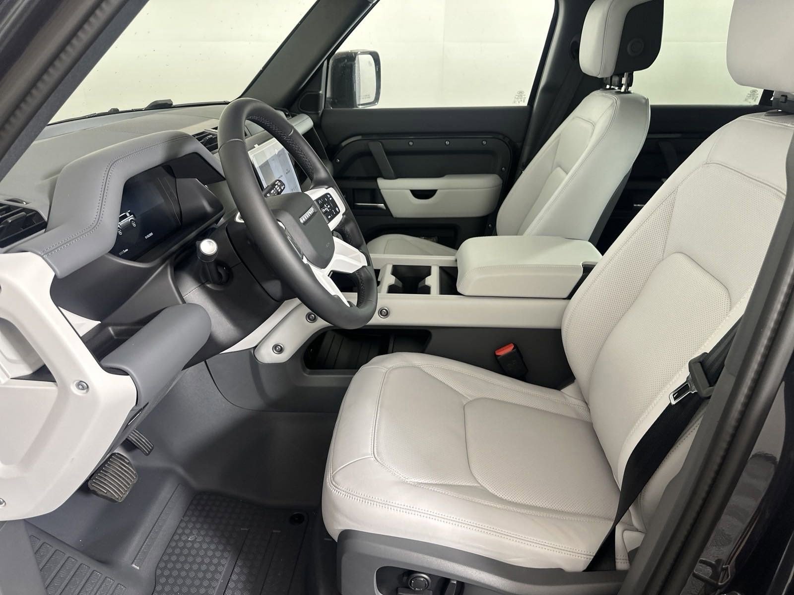2025 Land Rover Defender 110 S photo 4