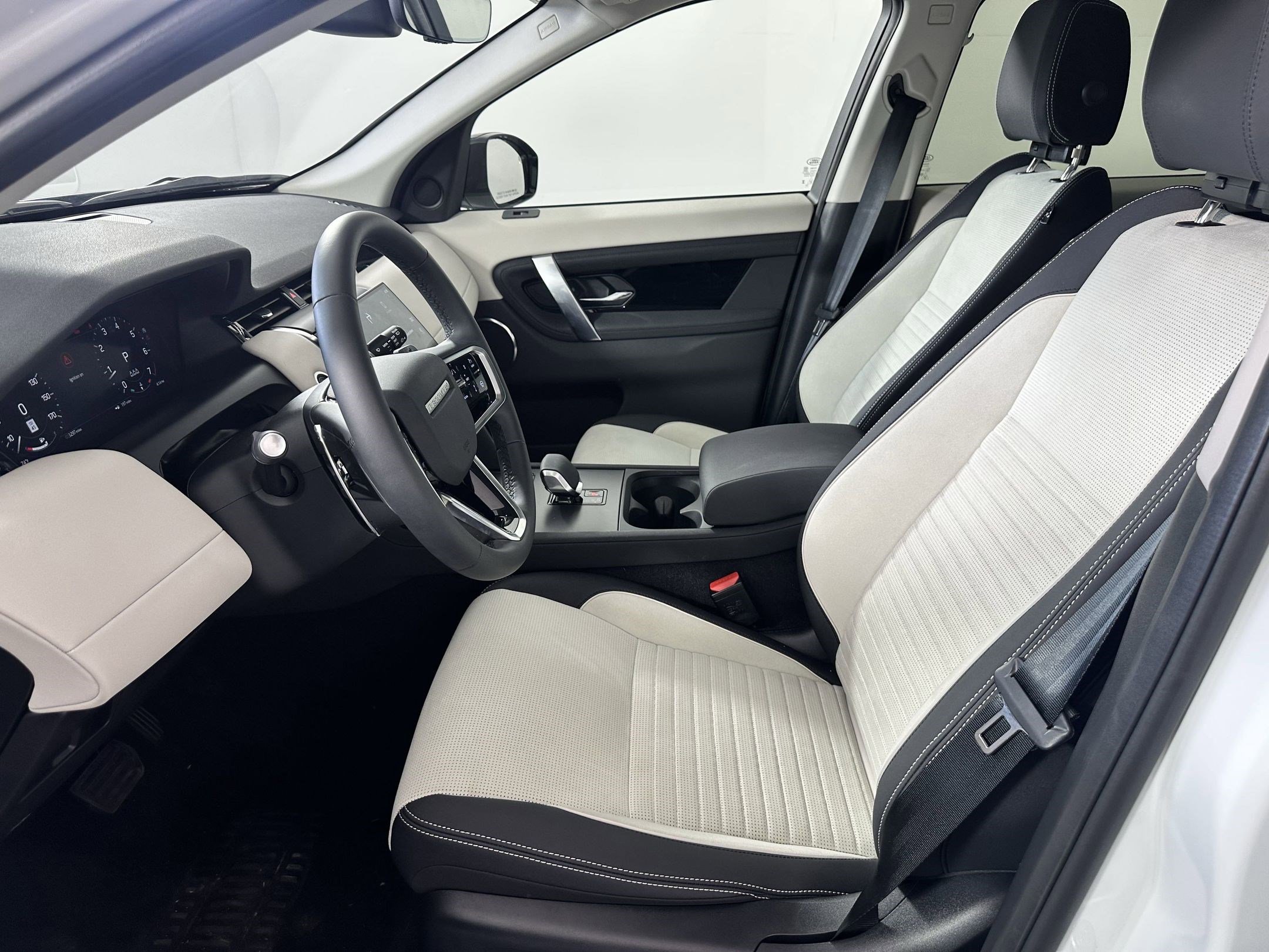 2025 Land Rover Discovery Sport S photo 4
