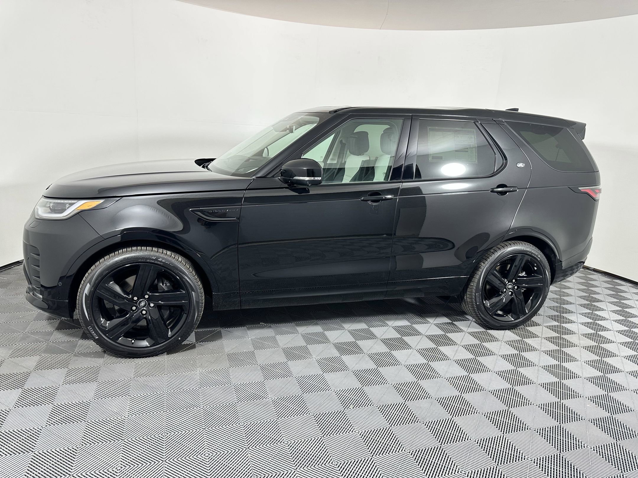 Used 2025 Land Rover Discovery Dynamic SE SUV for sale in Houston