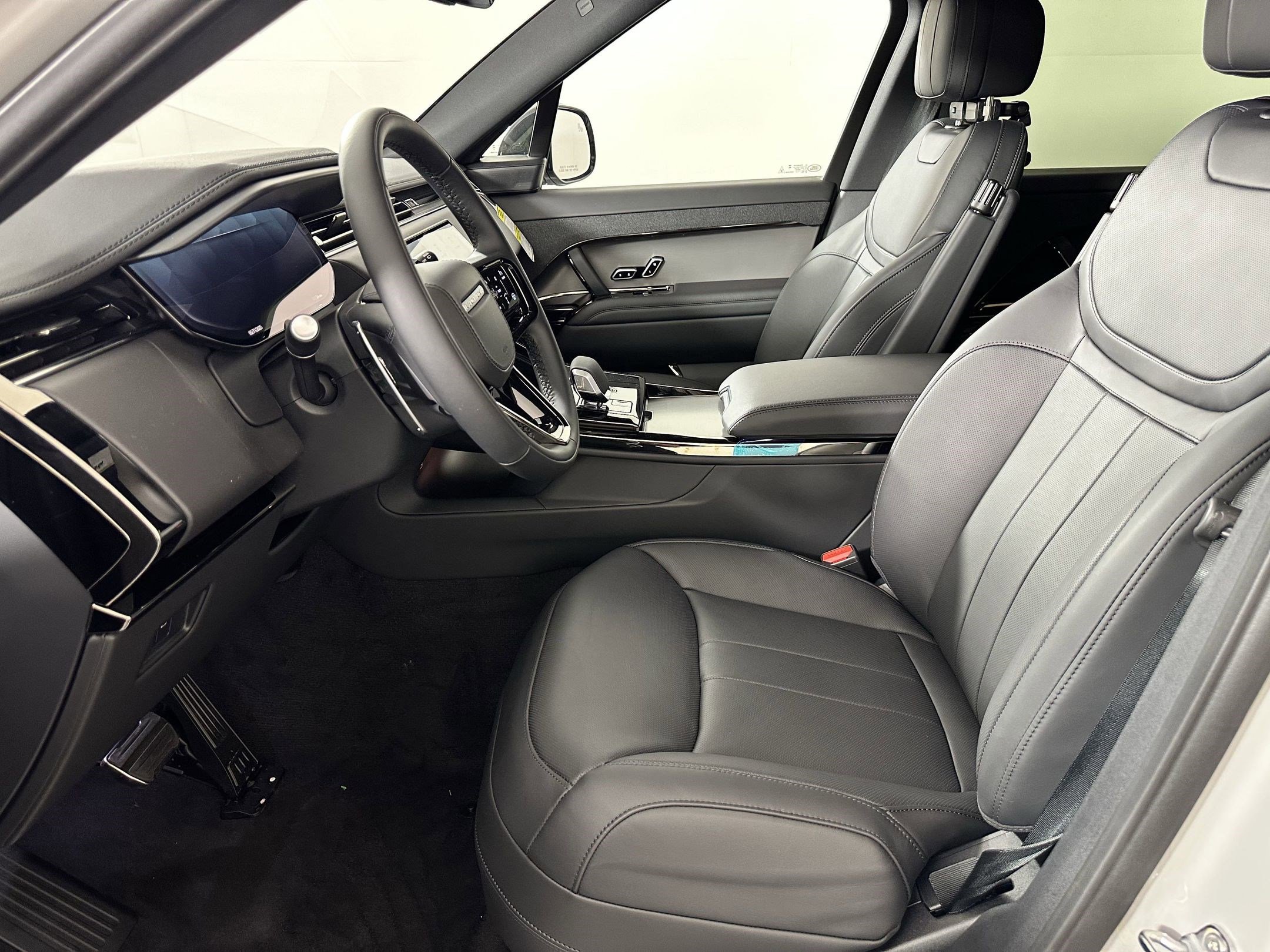 2025 Land Rover Range Rover Sport SE photo 2