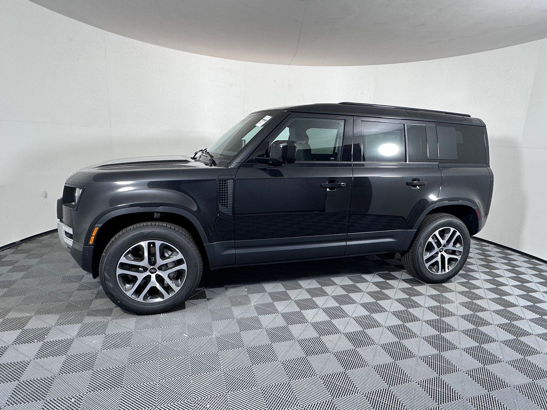 2025 Land Rover Defender 110 S photo 2