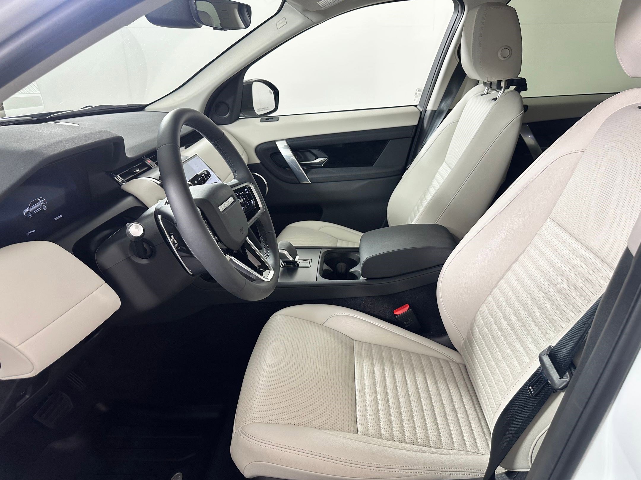 2025 Land Rover Discovery Sport S photo 4