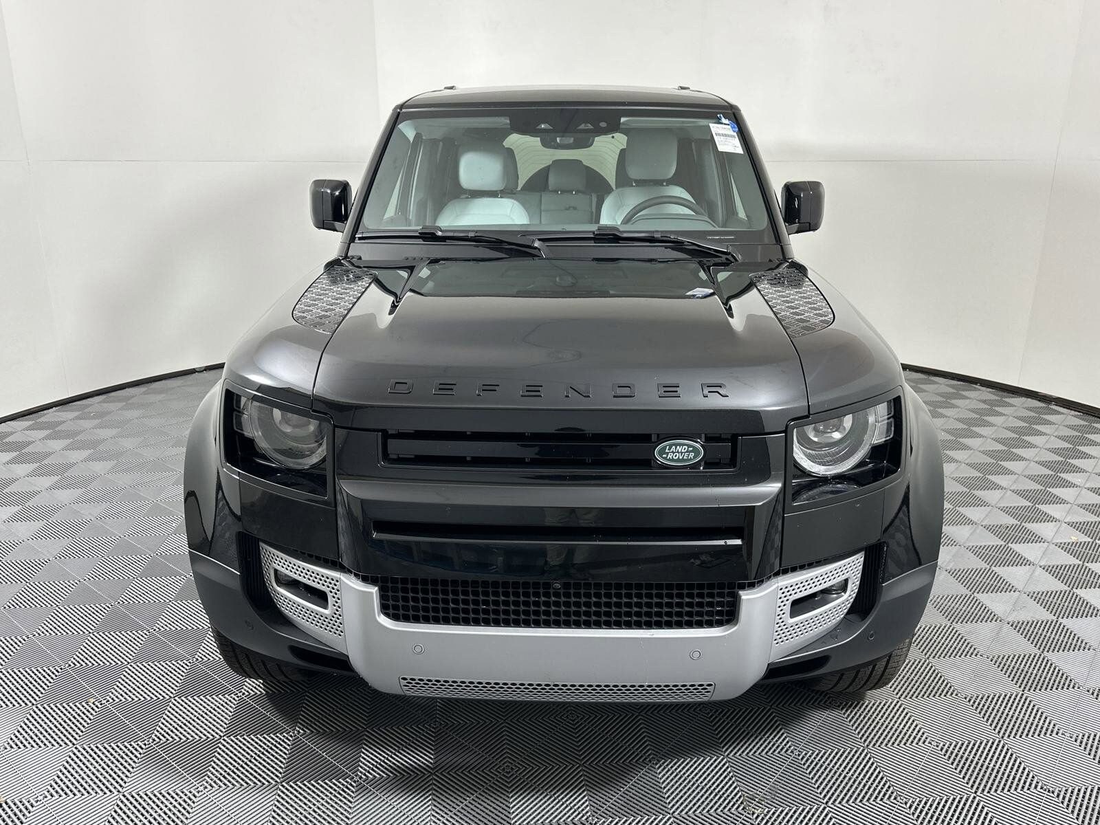 2025 Land Rover Defender 110 S photo 4
