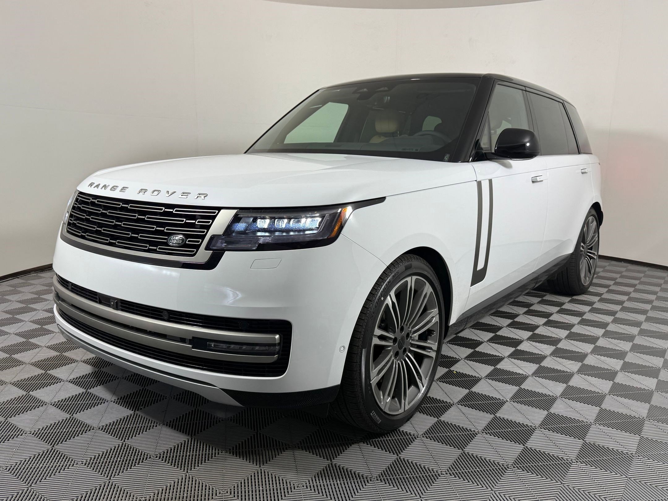 2026 Land Rover Range Rover 4.4 SE LWB 7's photo