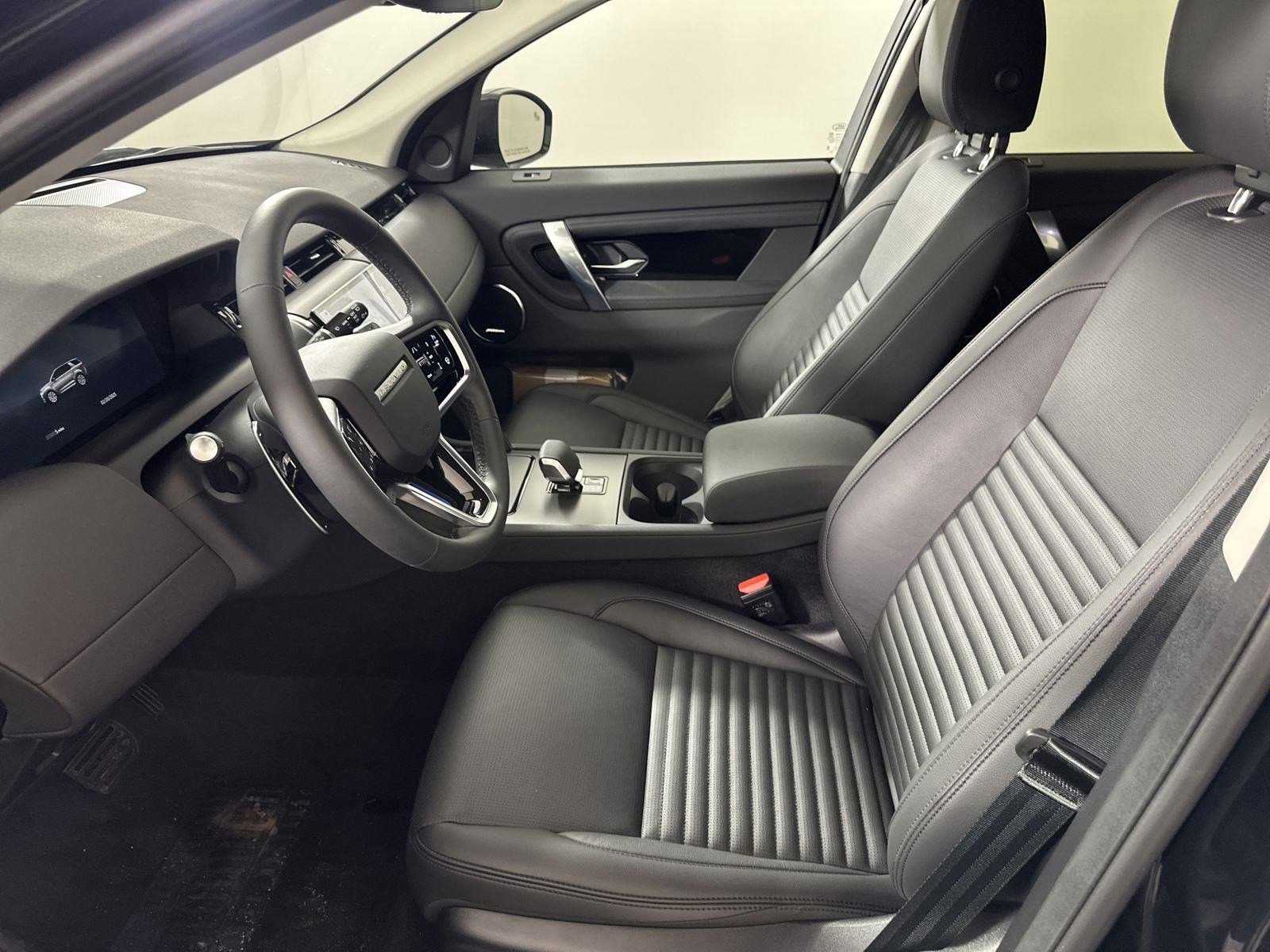 2025 Land Rover Discovery Sport S photo 3