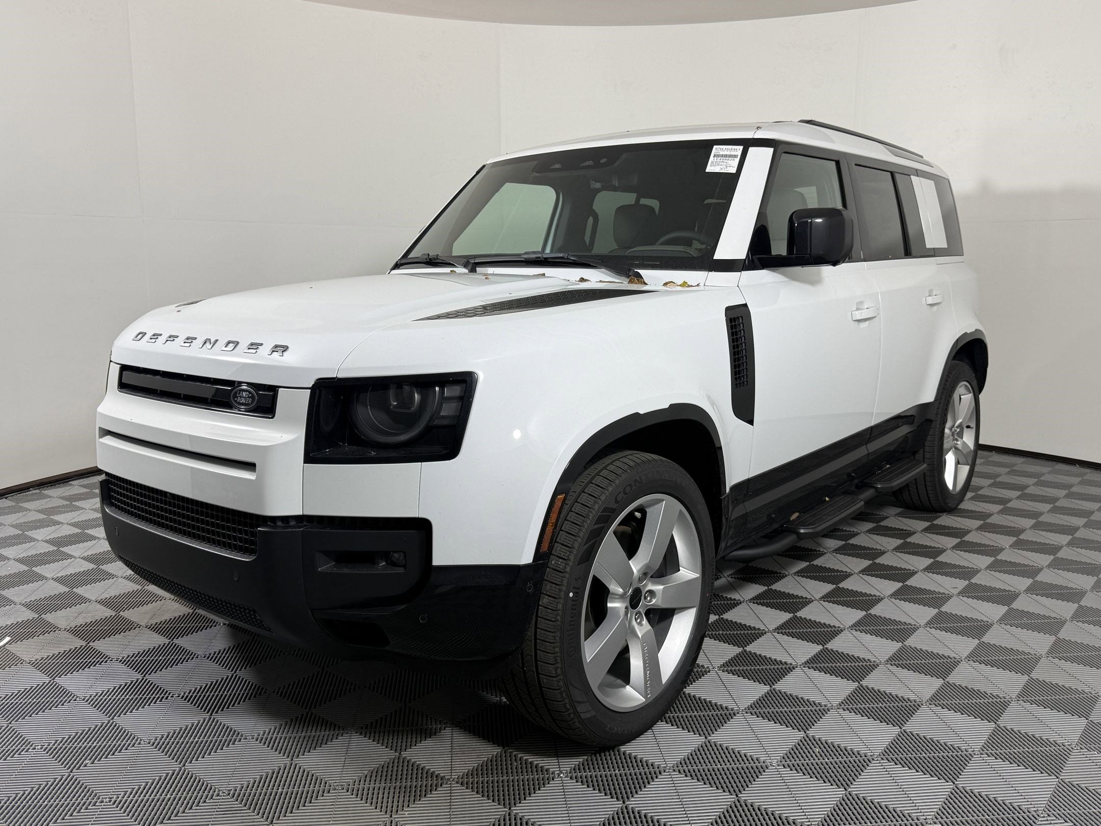 2026 Land Rover Defender X-Dynamic SE's photo