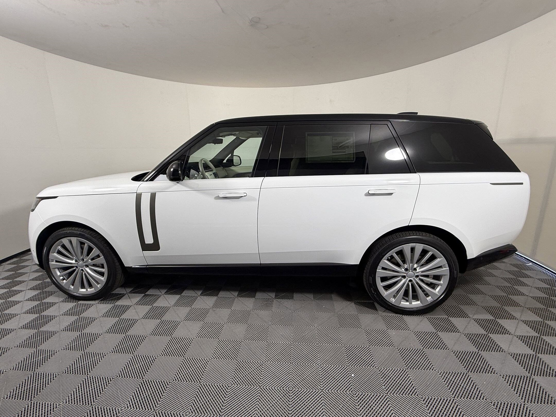 2025 Land Rover Range Rover SE photo 2