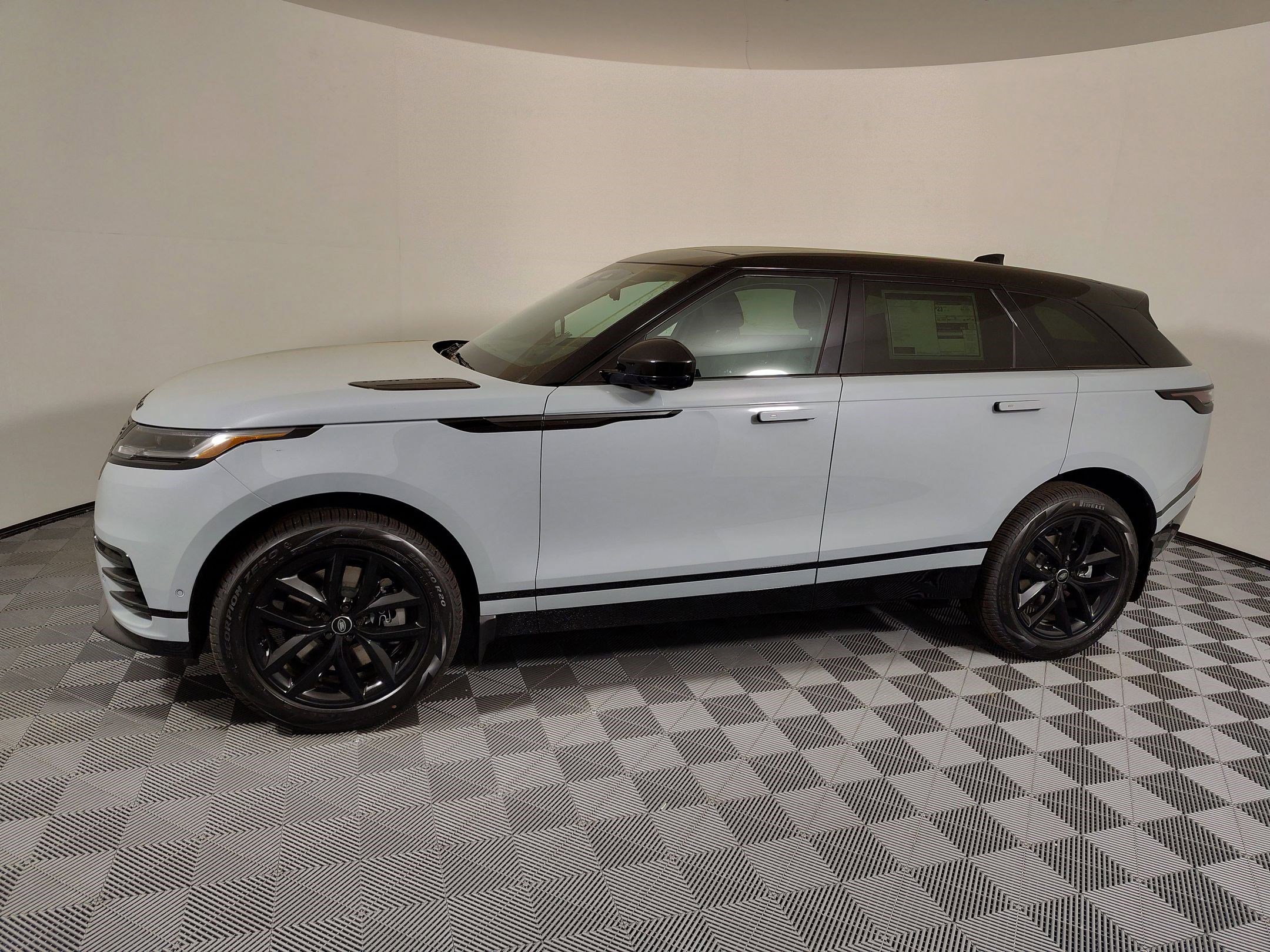 2026 Land Rover Range Rover Velar SE photo 2