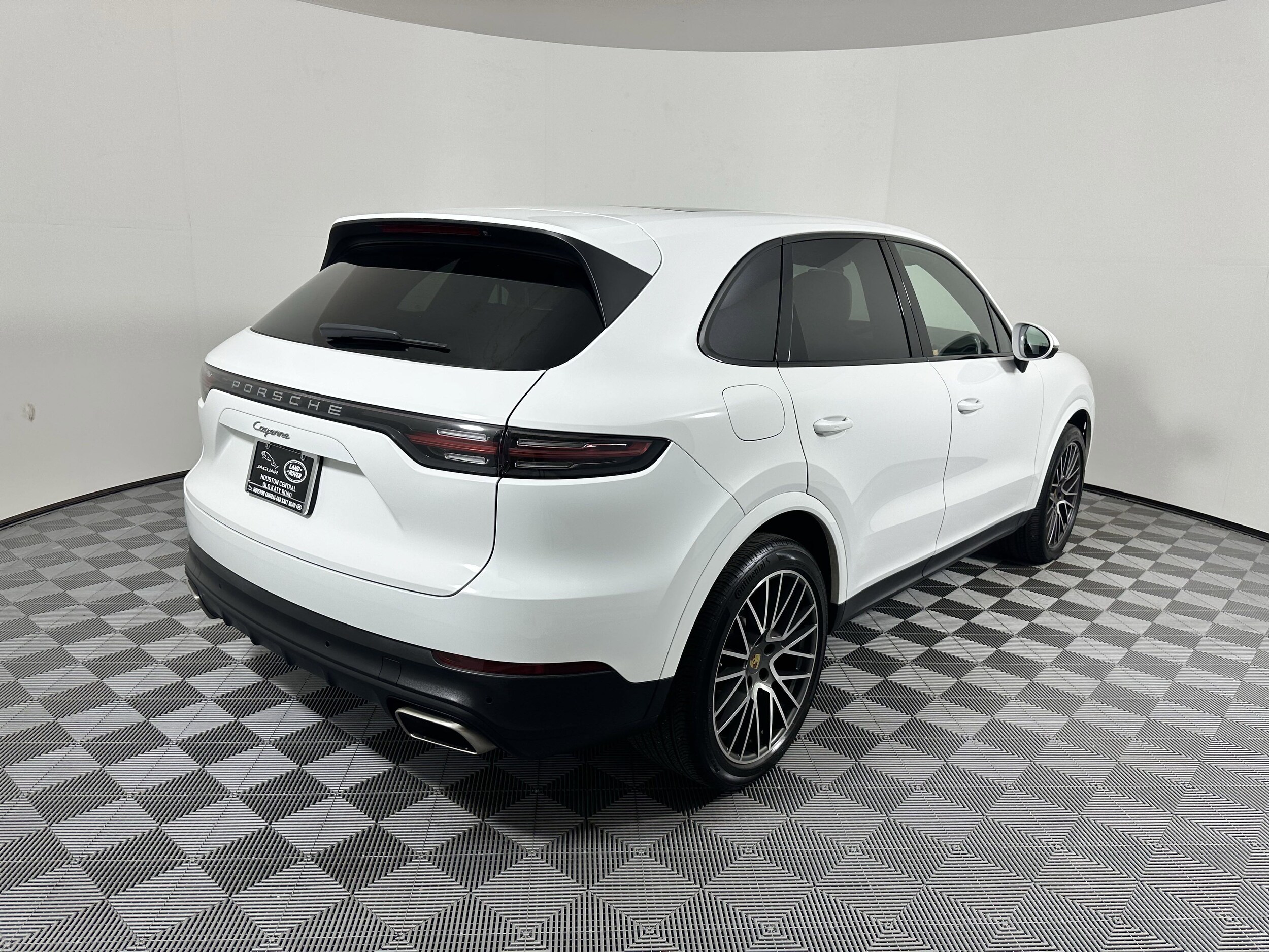 2023 Porsche Cayenne Platinum Edition photo 2