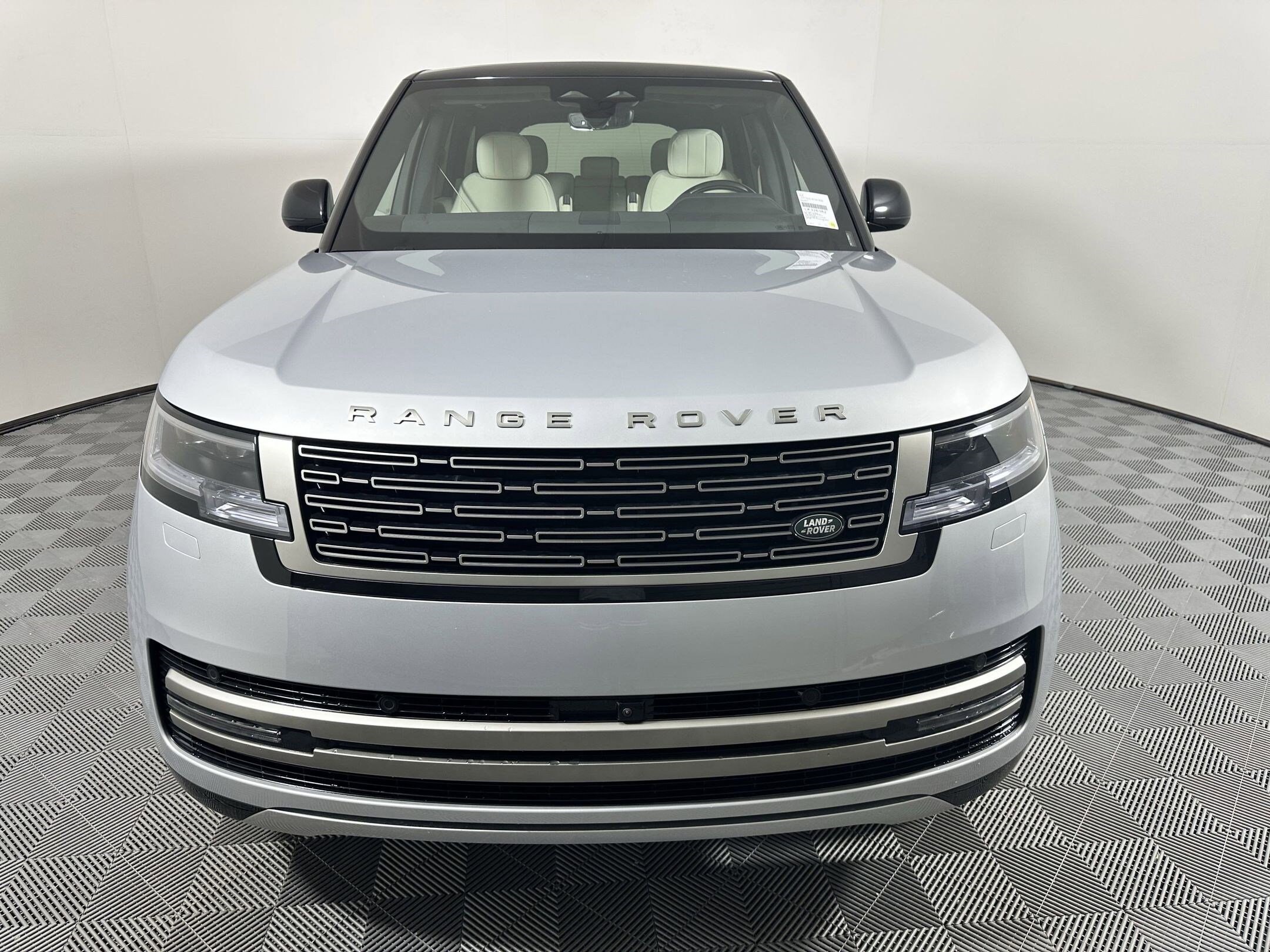 2025 Land Rover Range Rover SE photo 4