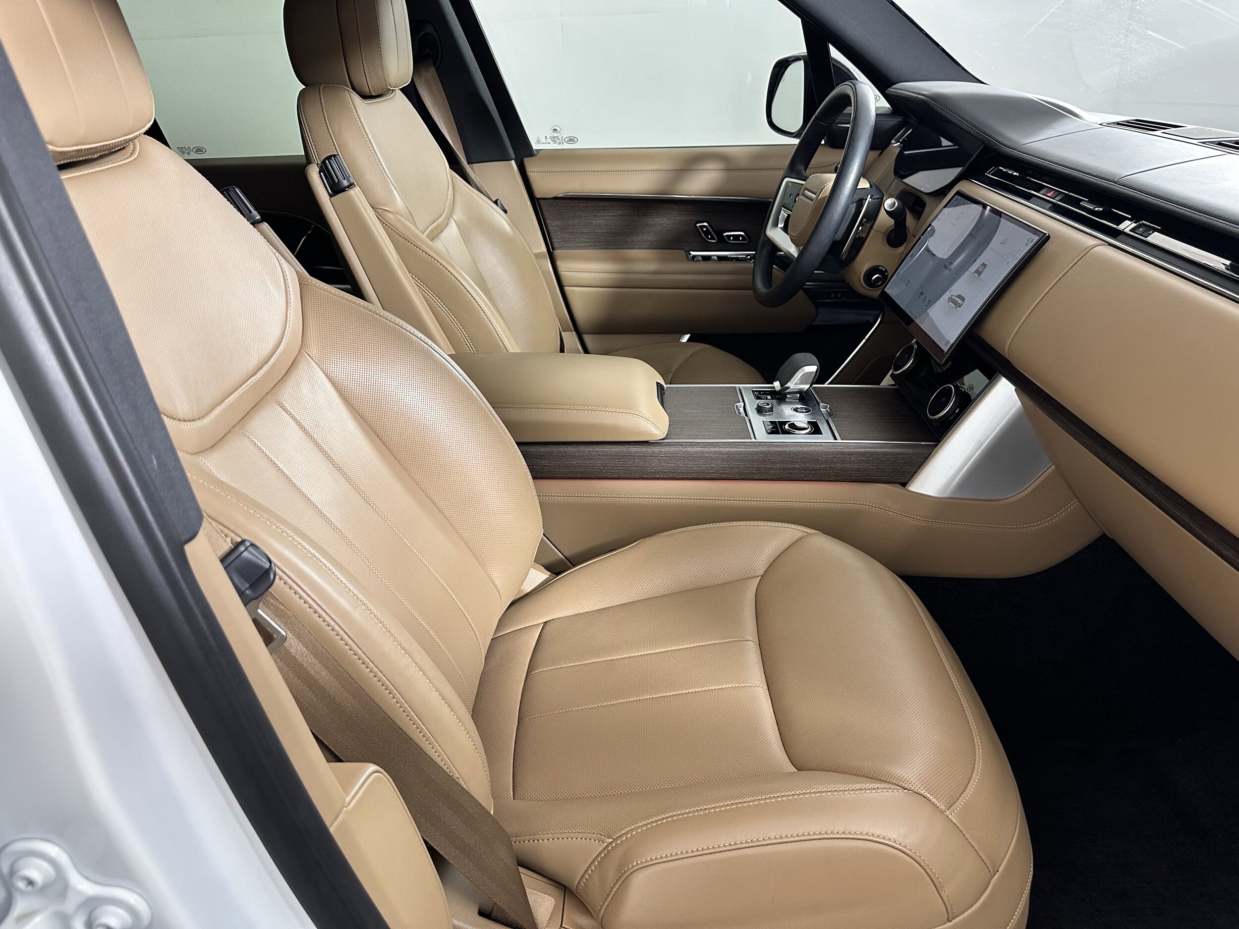 2023 Land Rover Range Rover SE photo 2