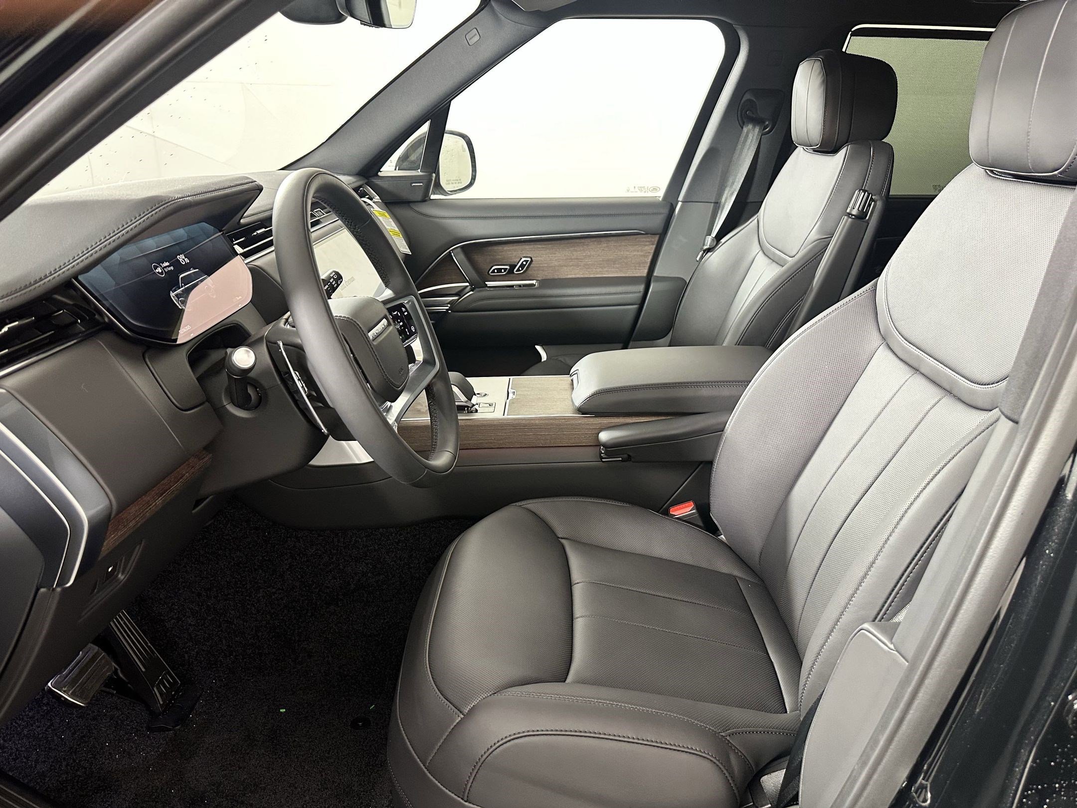 2025 Land Rover Range Rover SE photo 4
