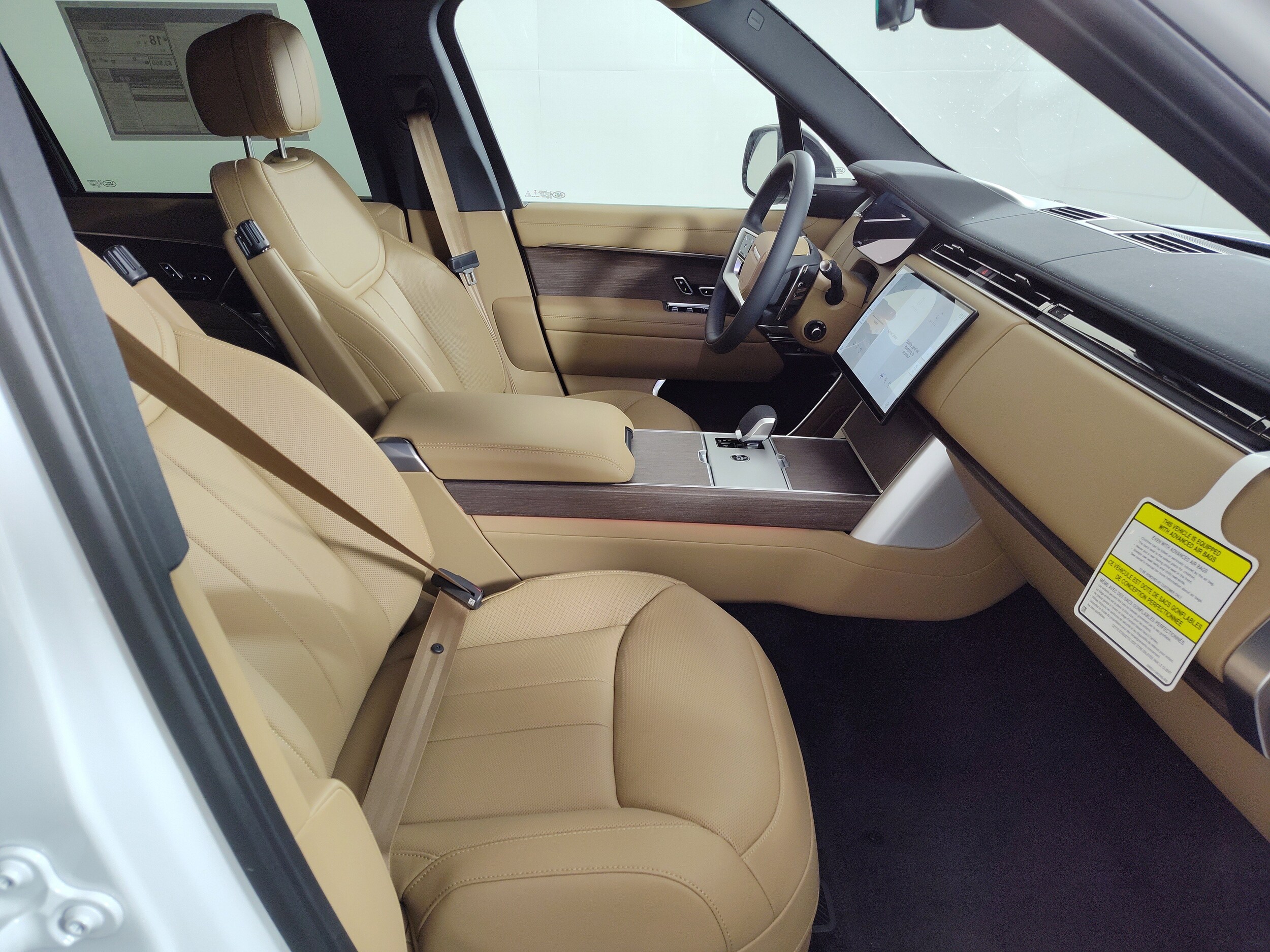 2025 Land Rover Range Rover SE photo 3