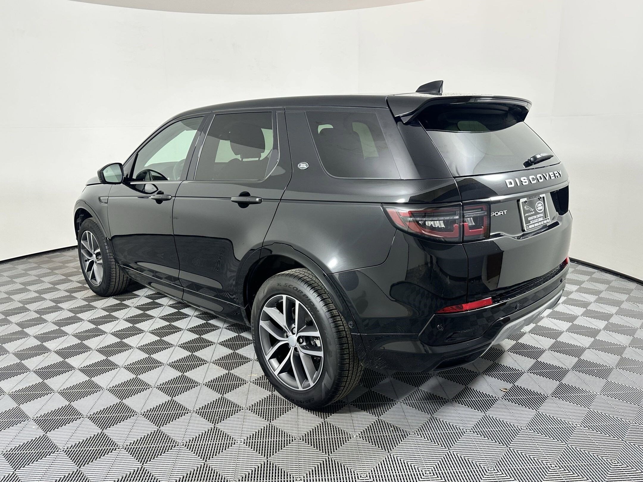 2025 Land Rover Discovery Sport S photo 3