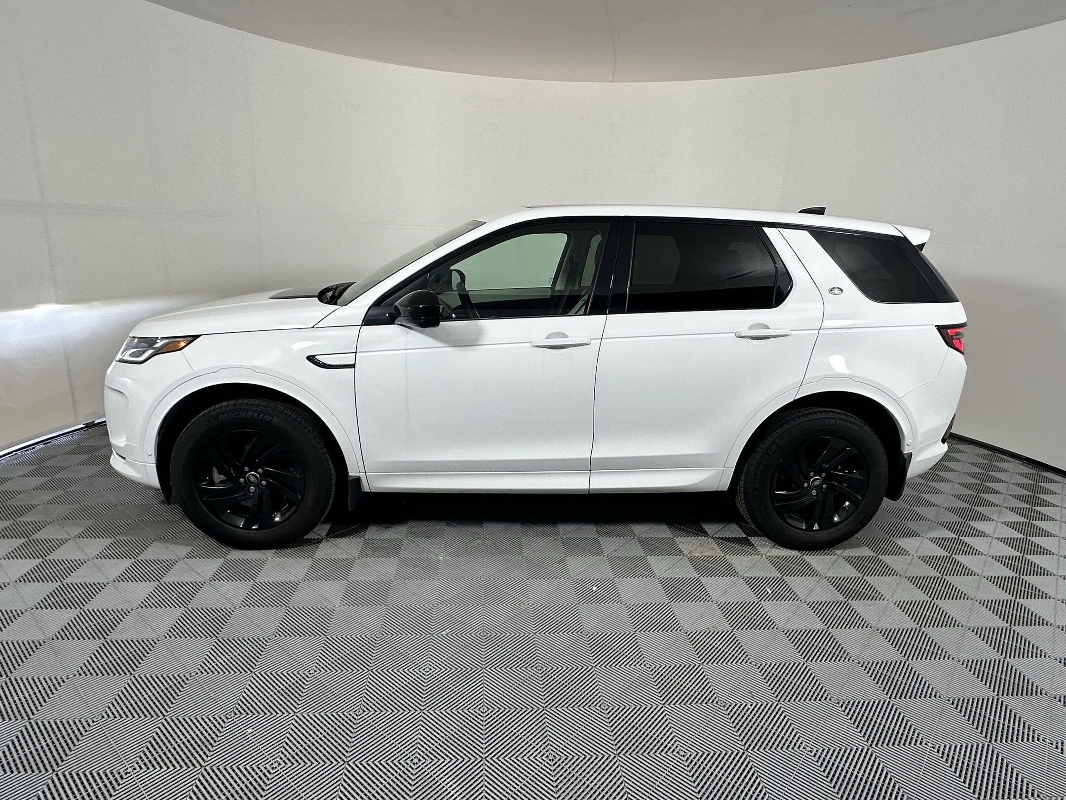 2025 Land Rover Discovery Sport S photo 2