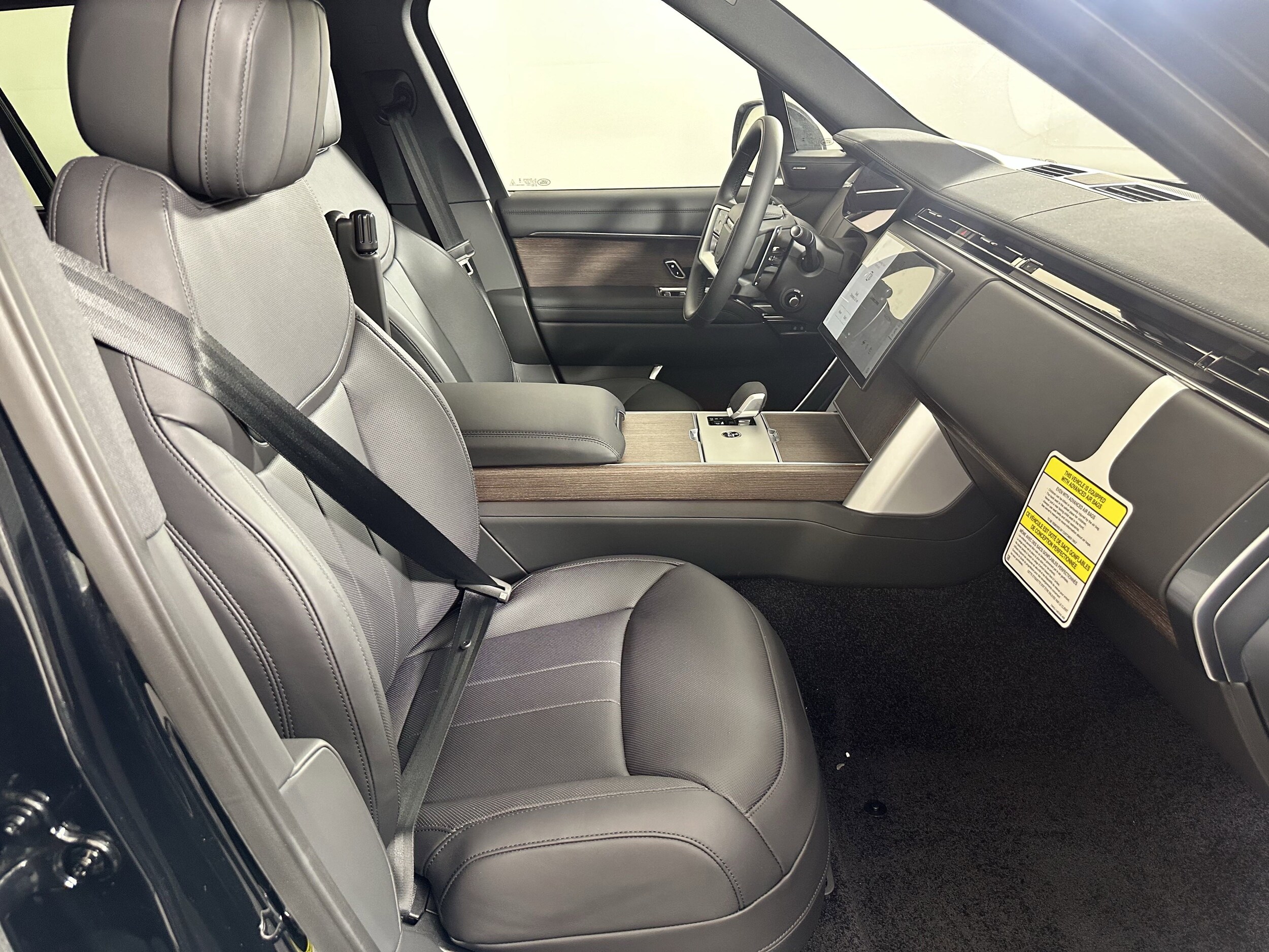 2025 Land Rover Range Rover SE photo 3