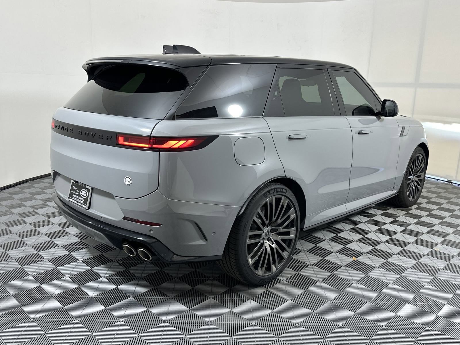 2025 Land Rover Range Rover Sport photo 2