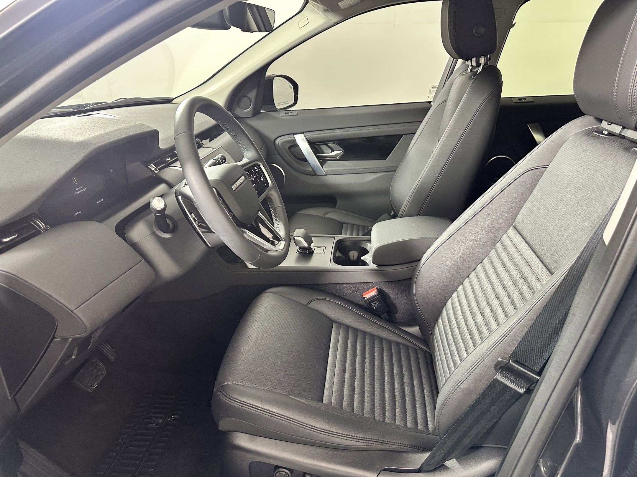 2025 Land Rover Discovery Sport S photo 4