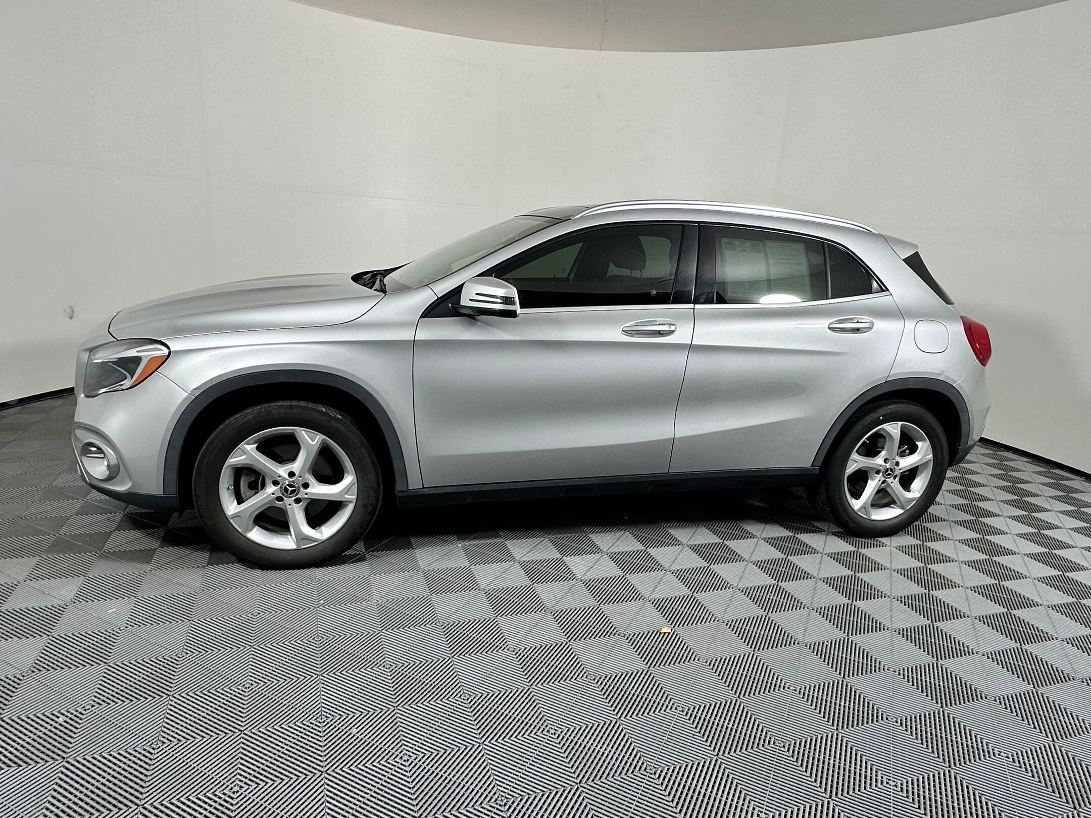 2018 Mercedes Benz GLA 250 photo 2