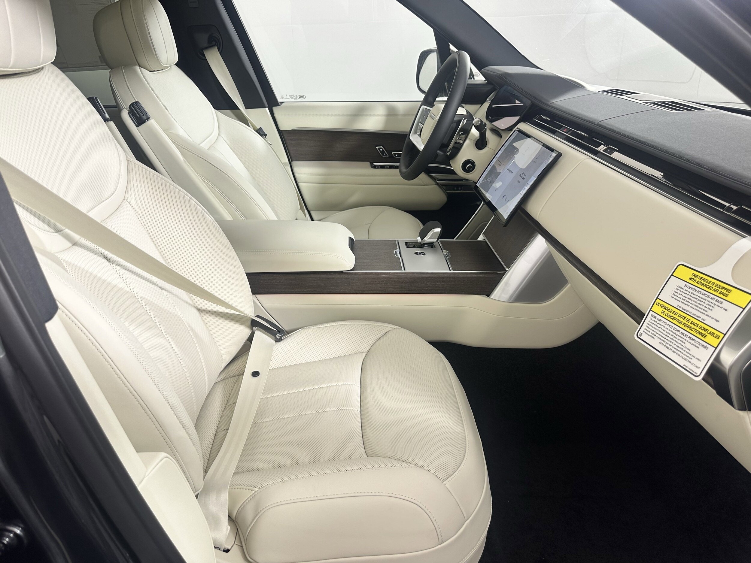 2025 Land Rover Range Rover SE photo 3