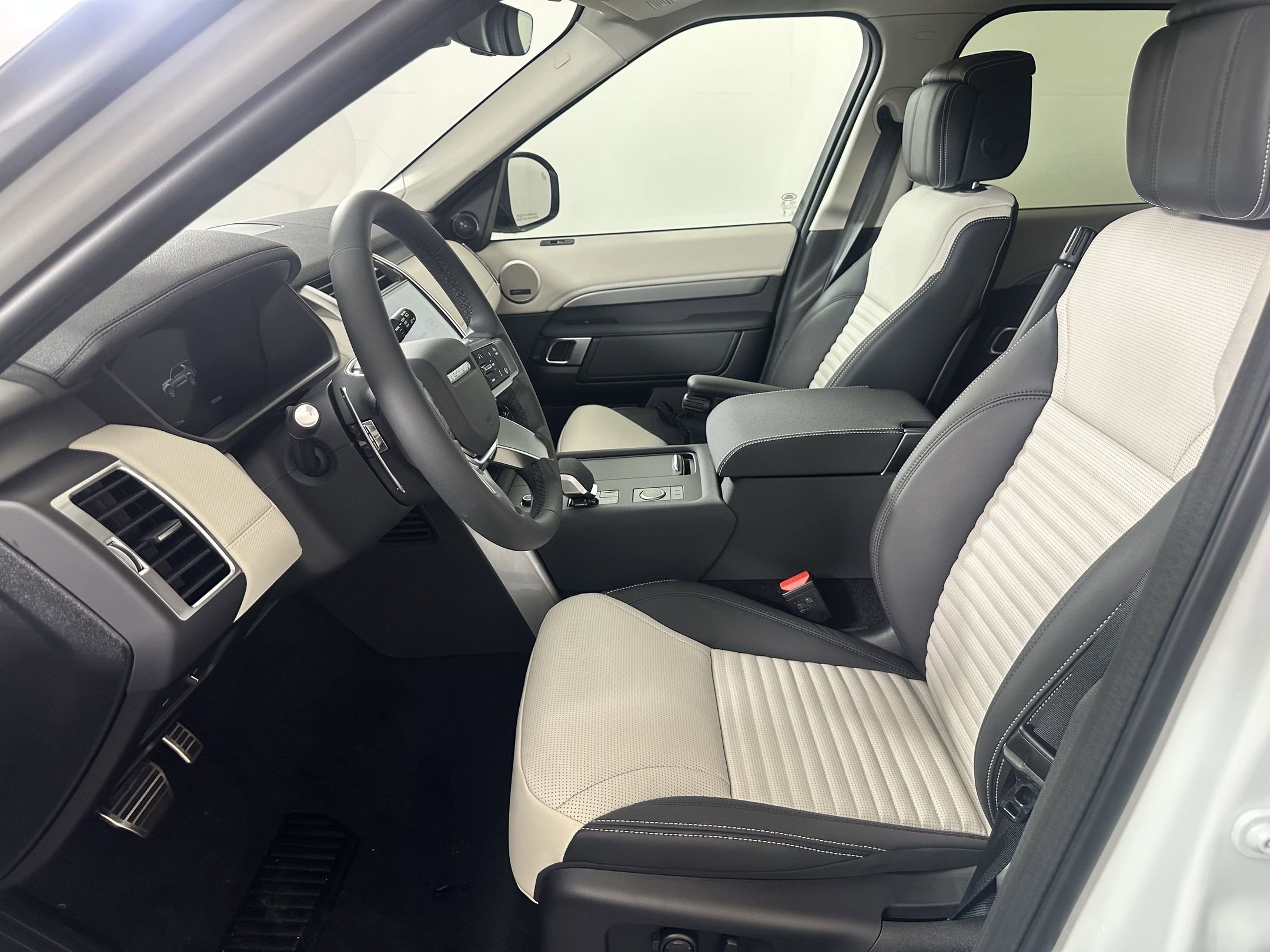 Certified 2025 Land Rover Discovery Dynamic SE SUV