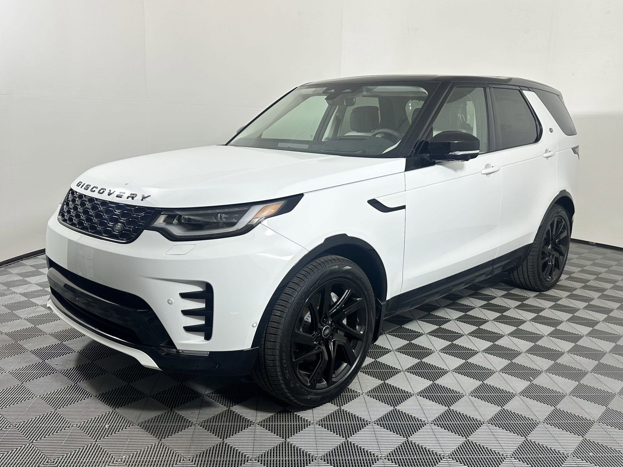 2025 Land Rover Discovery Dynamic SE's photo