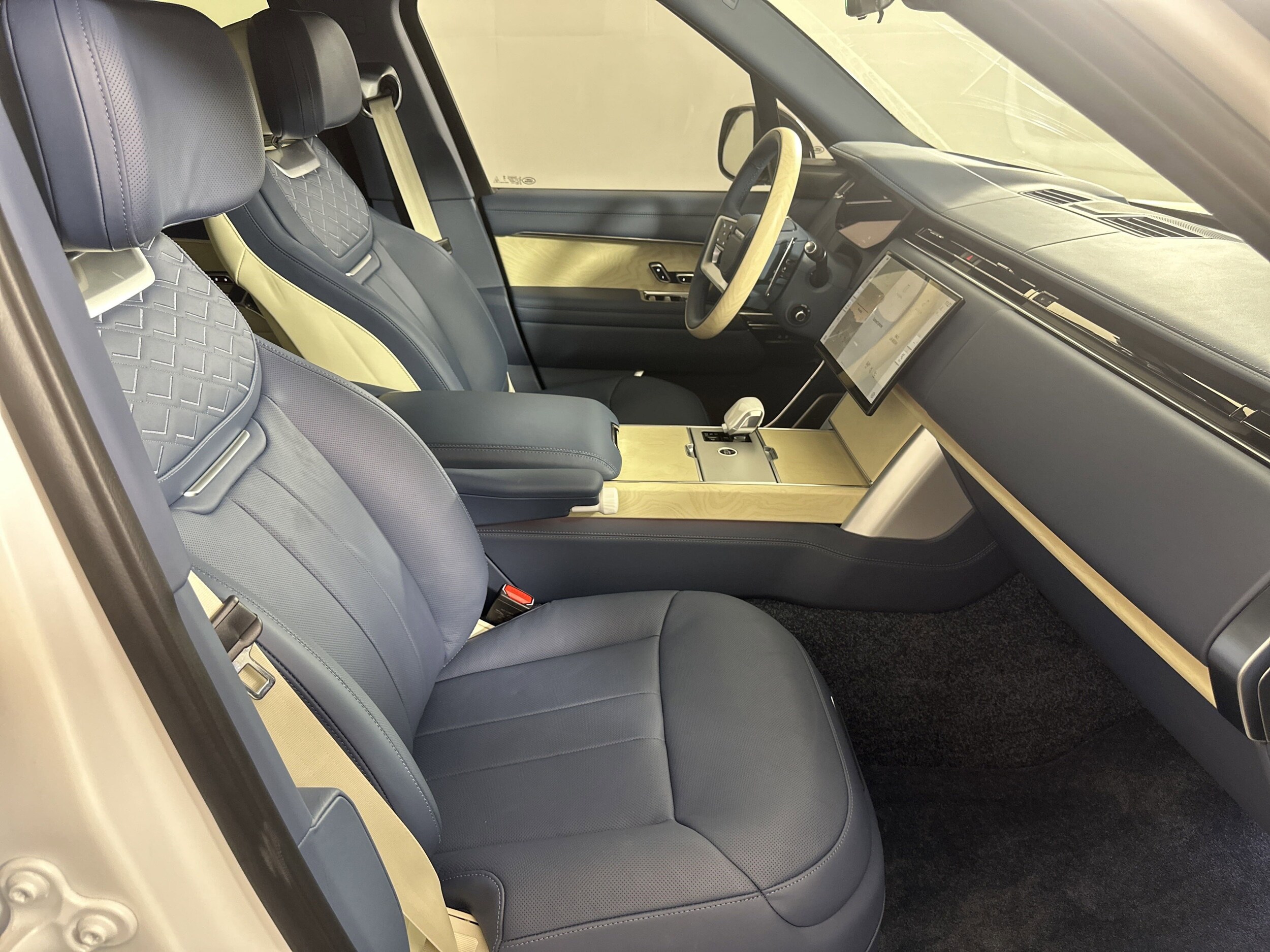 2025 Land Rover Range Rover SV photo 3