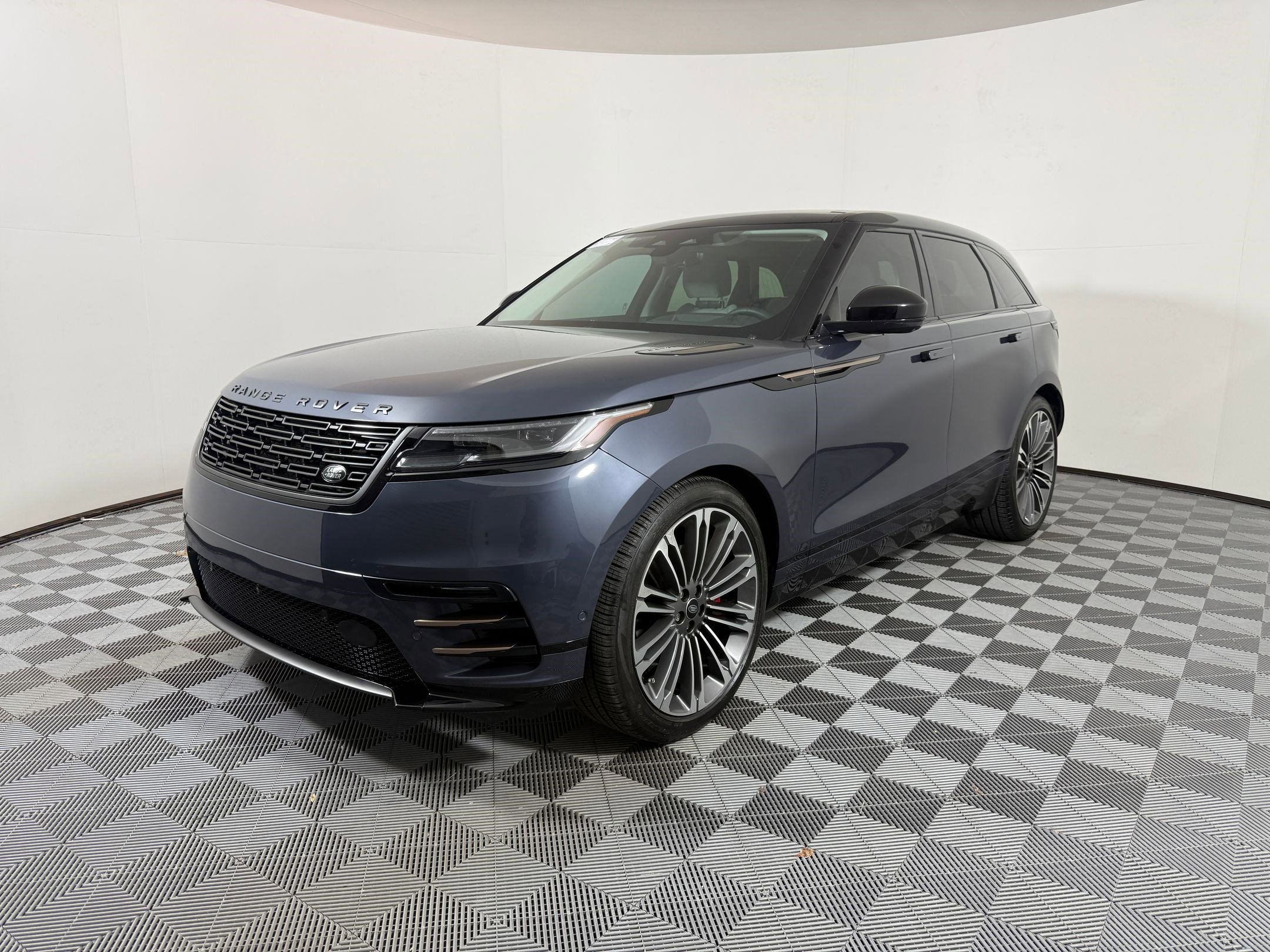 2025 Land Rover Range Rover Velar Dynamic SE