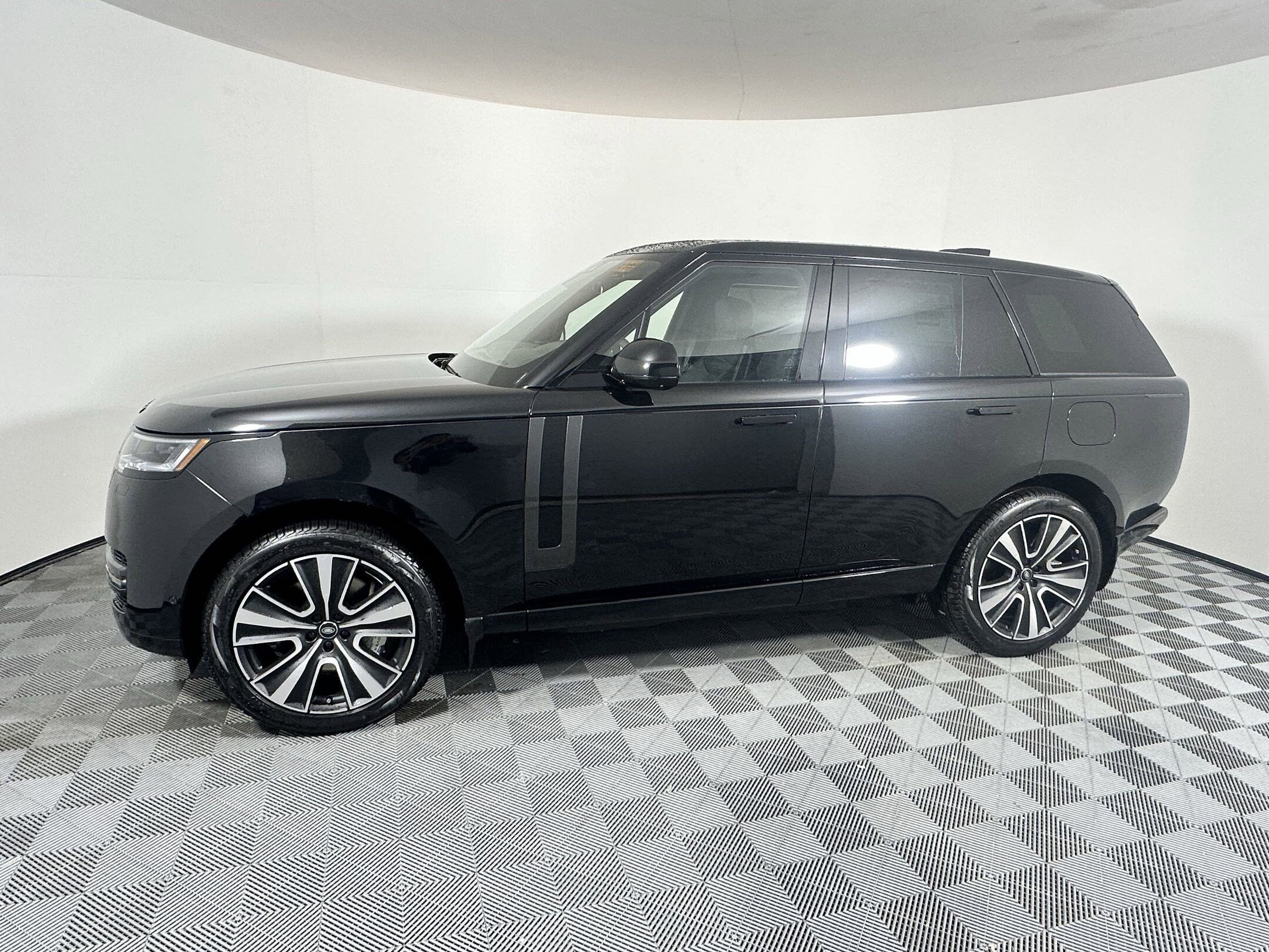 2025 Land Rover Range Rover SE photo 2