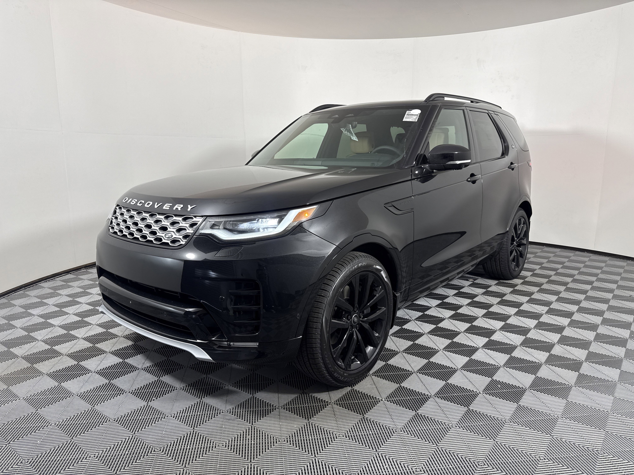 2026 Land Rover Discovery Gemini Edition's photo