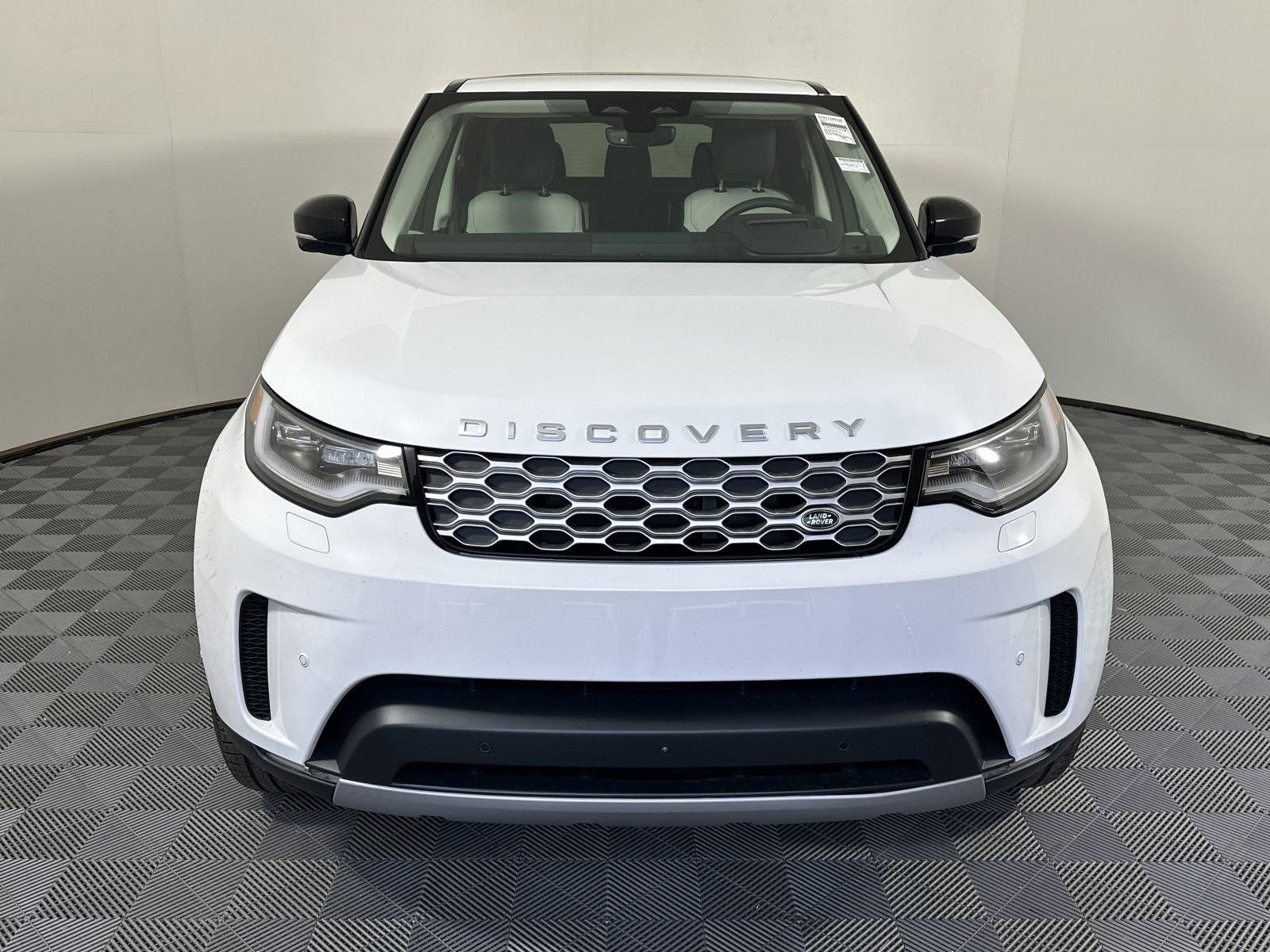 2025 Land Rover Discovery S photo 3