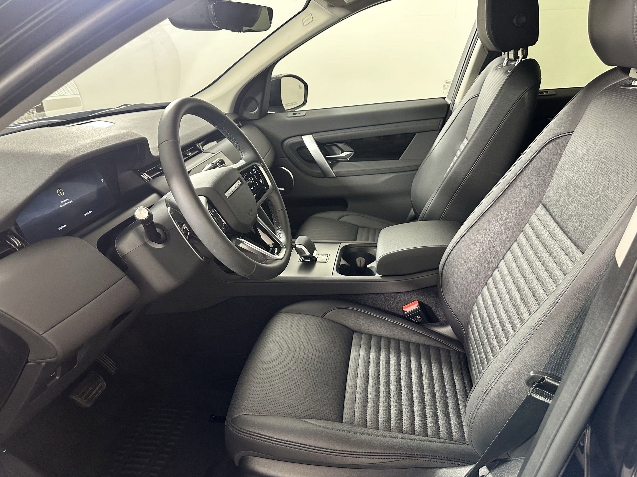 2025 Land Rover Discovery Sport S photo 3