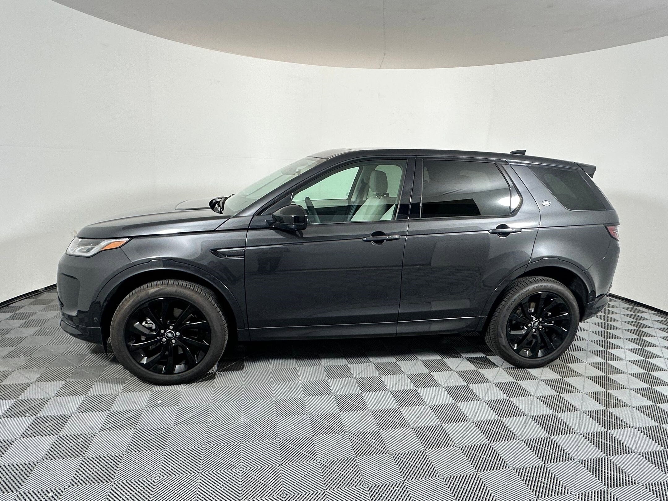 2025 Land Rover Discovery Sport S photo 2