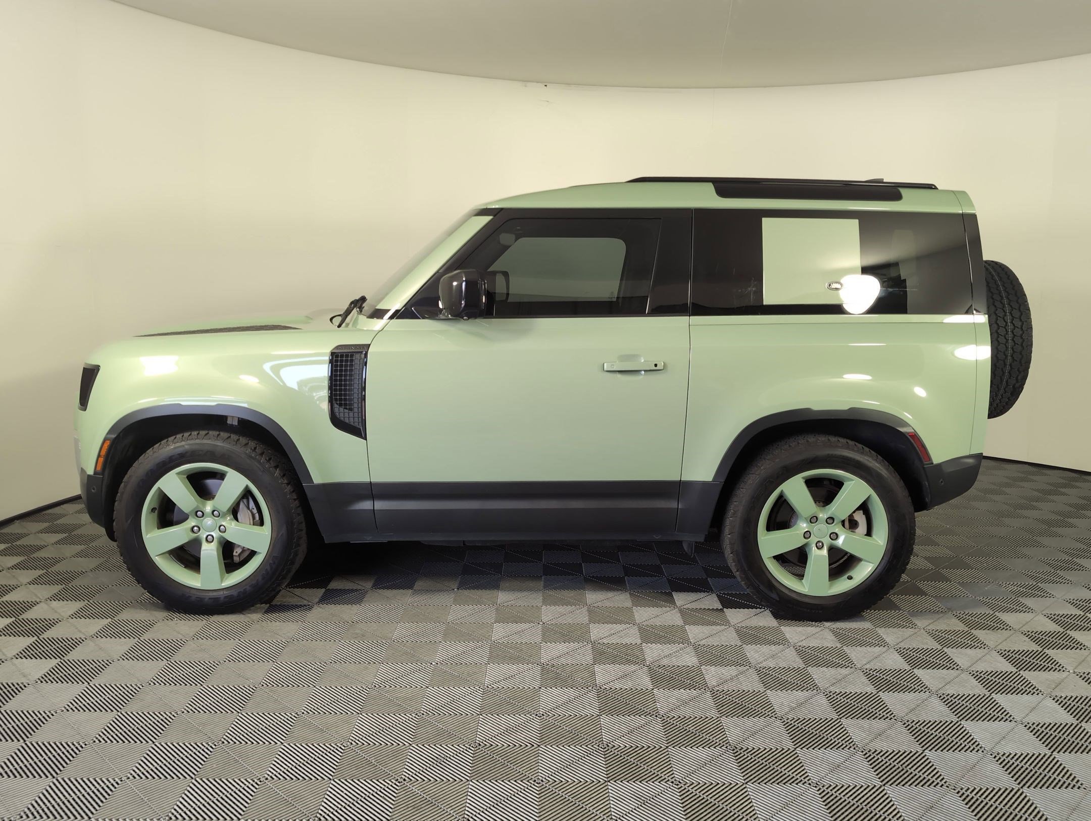 2023 Land Rover Defender photo 2