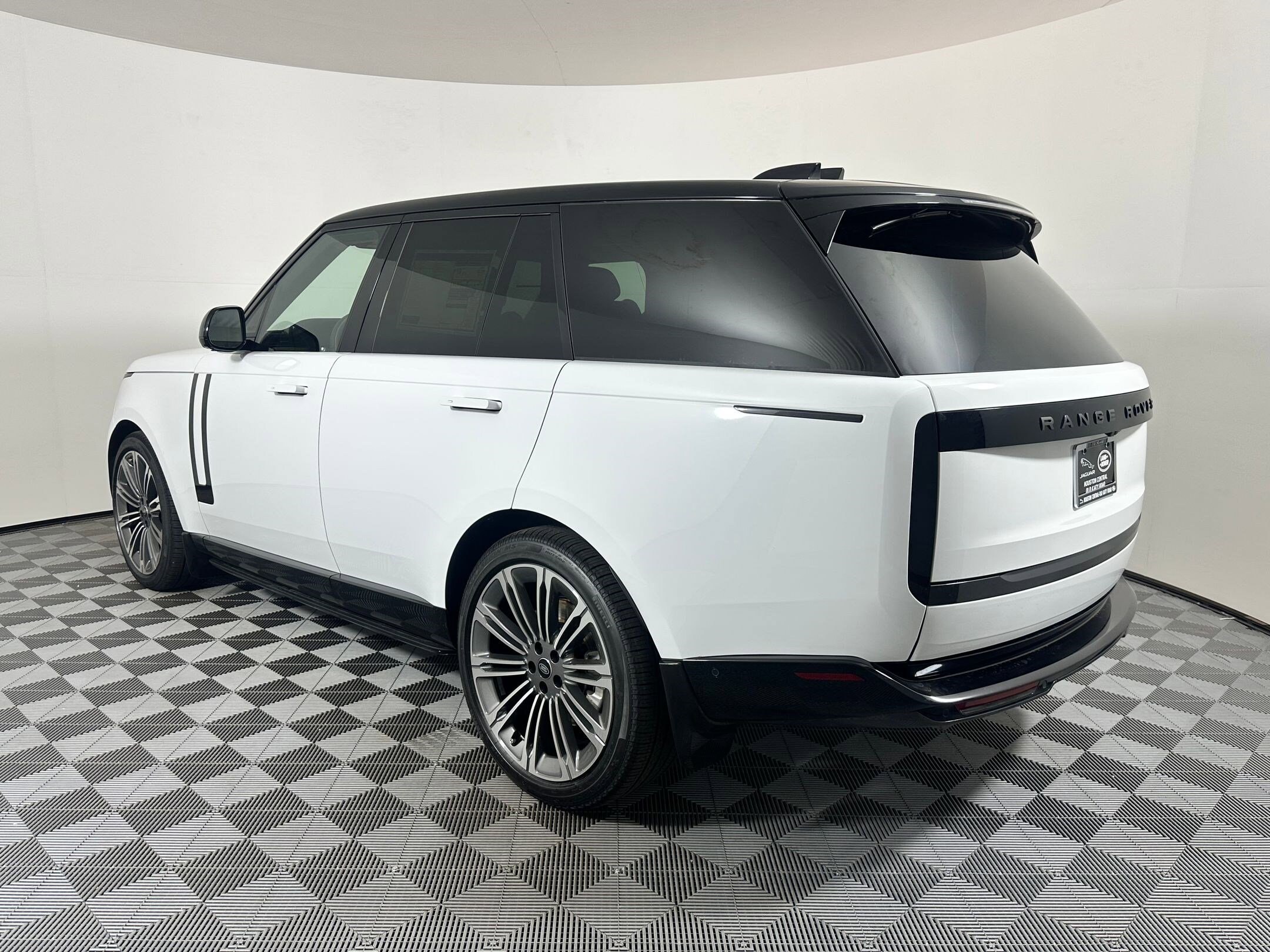 2025 Land Rover Range Rover SE photo 2
