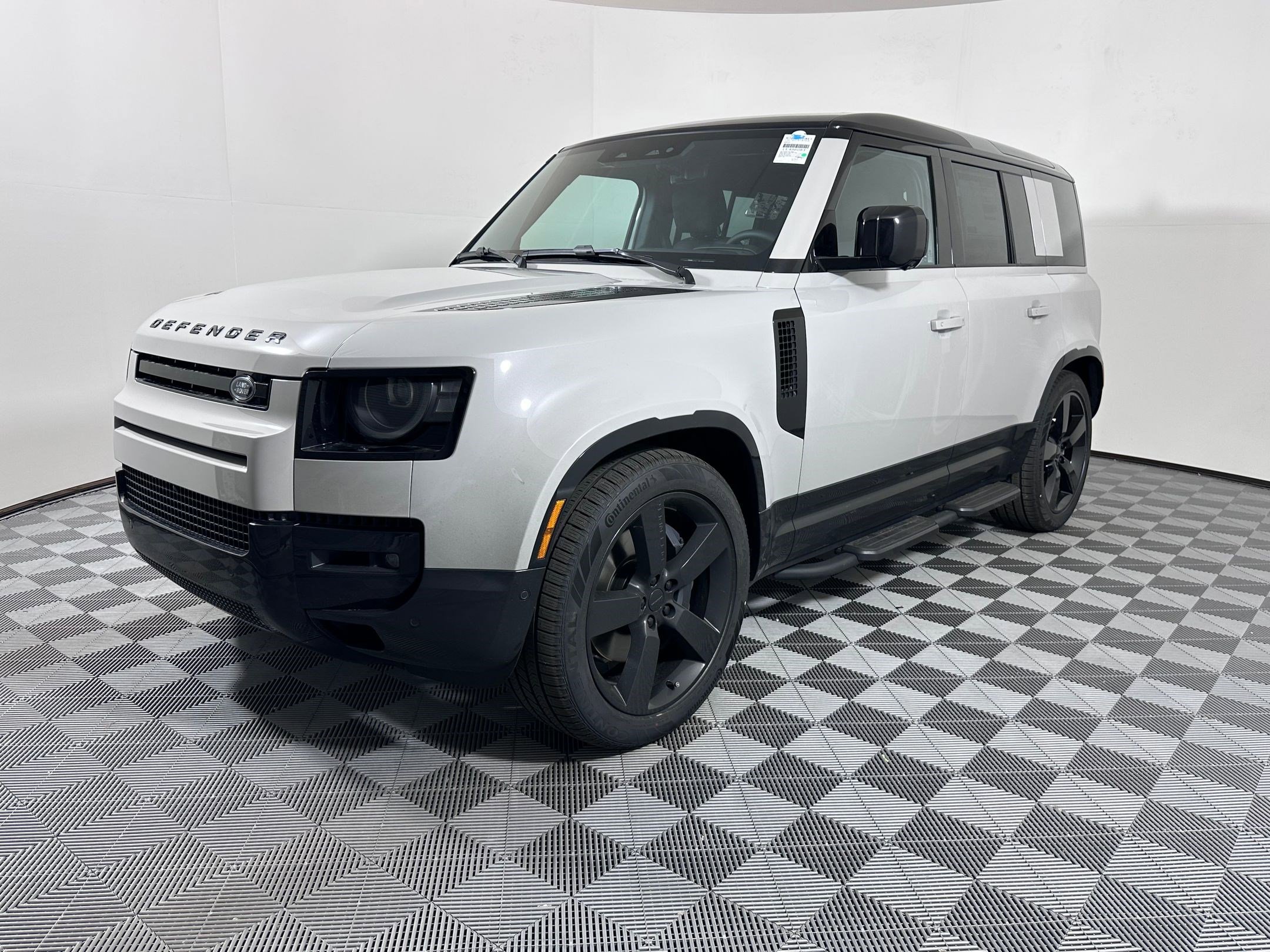 2026 Land Rover Defender X-Dynamic SE's photo