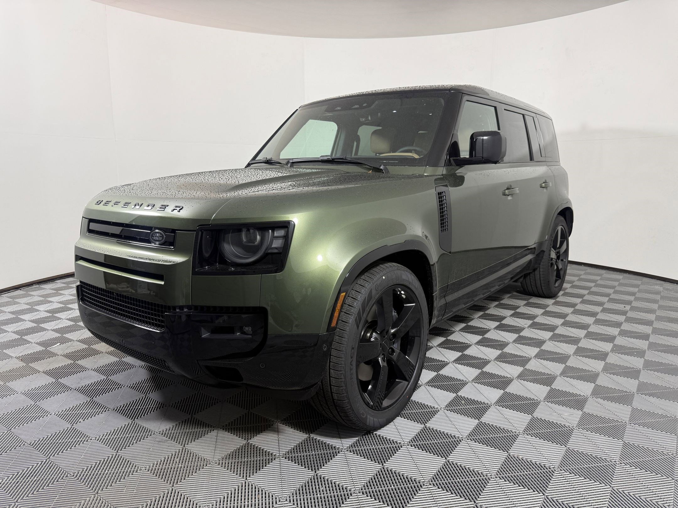 2026 Land Rover Defender X-Dynamic SE's photo