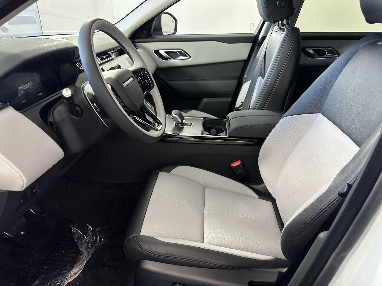 2025 Land Rover Range Rover Velar SE photo 4
